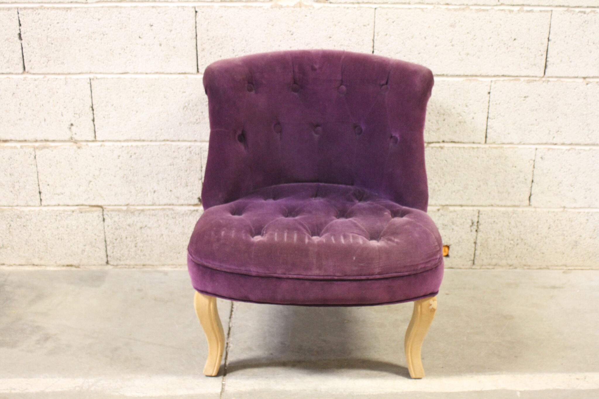 petit-fauteuil-crapaud-pieds-bois-clair-capitonne-tissu-velours-violet-mobilier-occasion-emmaus-scherwiller-etikette (2)