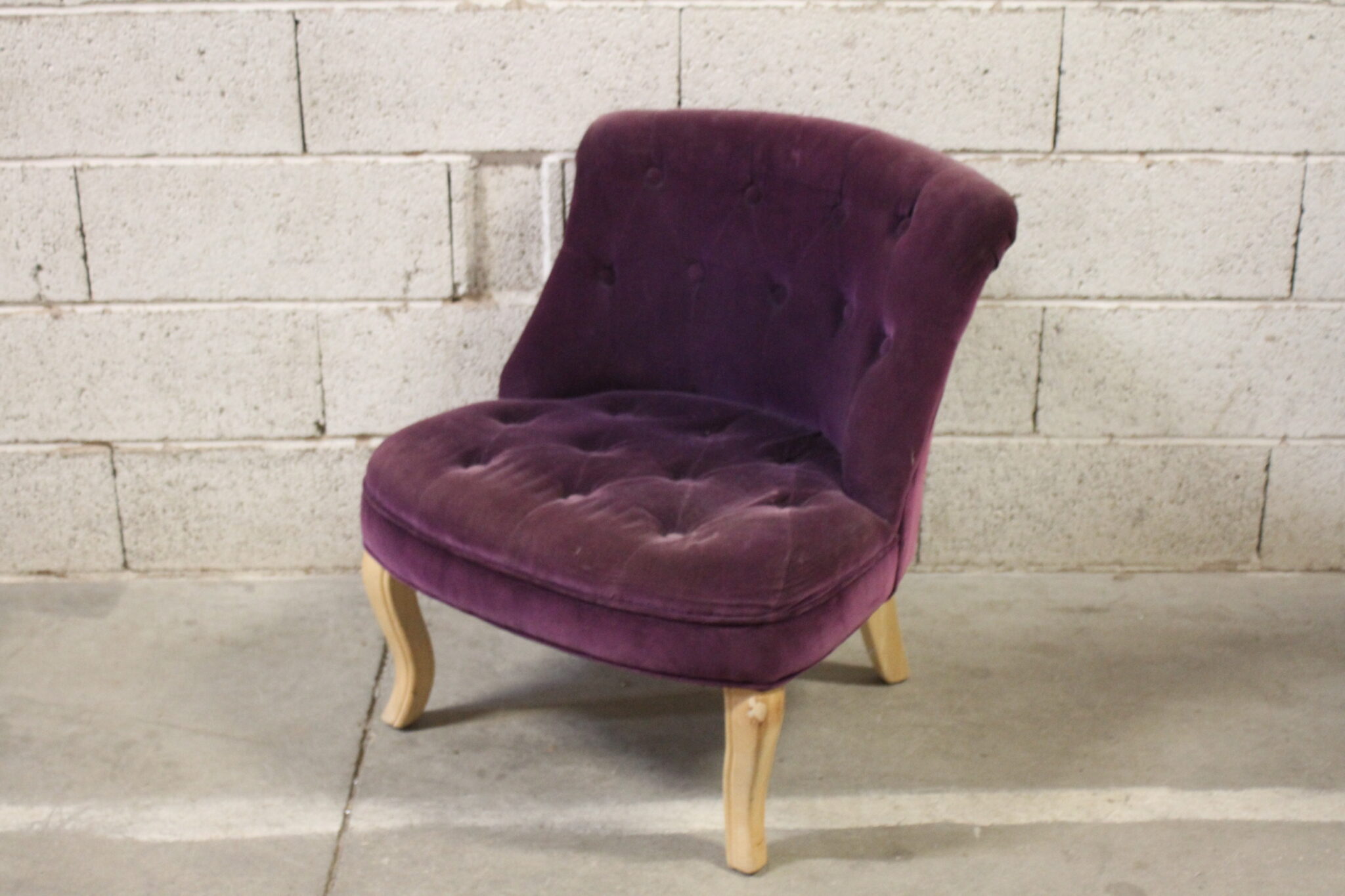 petit-fauteuil-crapaud-pieds-bois-clair-capitonne-tissu-velours-violet-mobilier-occasion-emmaus-scherwiller-etikette (3)