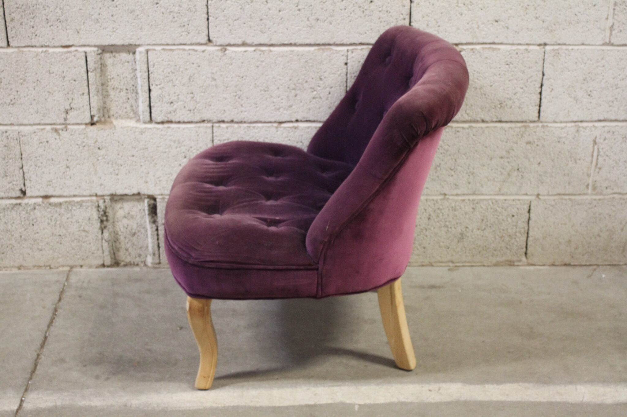 petit-fauteuil-crapaud-pieds-bois-clair-capitonne-tissu-velours-violet-mobilier-occasion-emmaus-scherwiller-etikette (4)