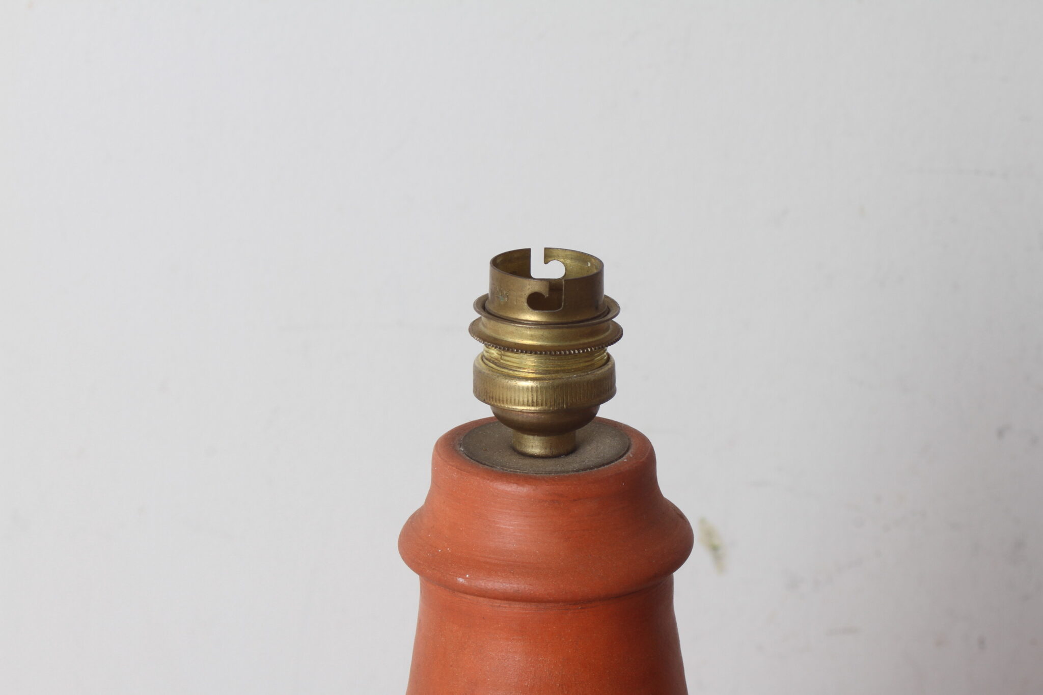 pied-de-lampe-en-terre-cuite-terracotta-signe-luminaires-occasion-brocante-occasion-emmaus-scherwiller-etikette (3)