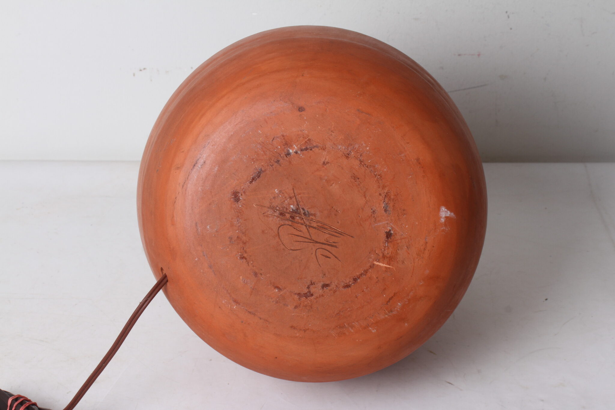 pied-de-lampe-en-terre-cuite-terracotta-signe-luminaires-occasion-brocante-occasion-emmaus-scherwiller-etikette (4)