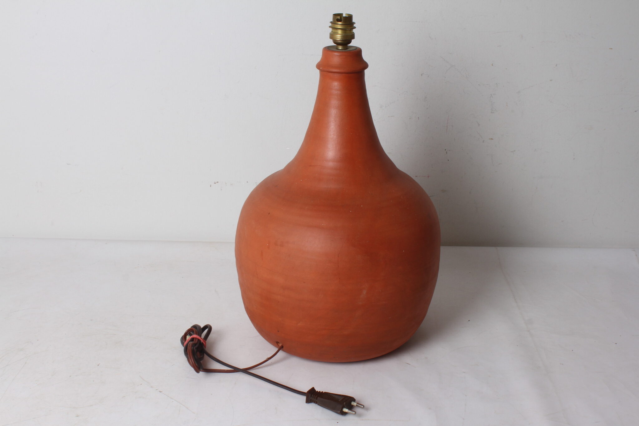 pied-de-lampe-en-terre-cuite-terracotta-signe-luminaires-occasion-brocante-occasion-emmaus-scherwiller-etikette (5)
