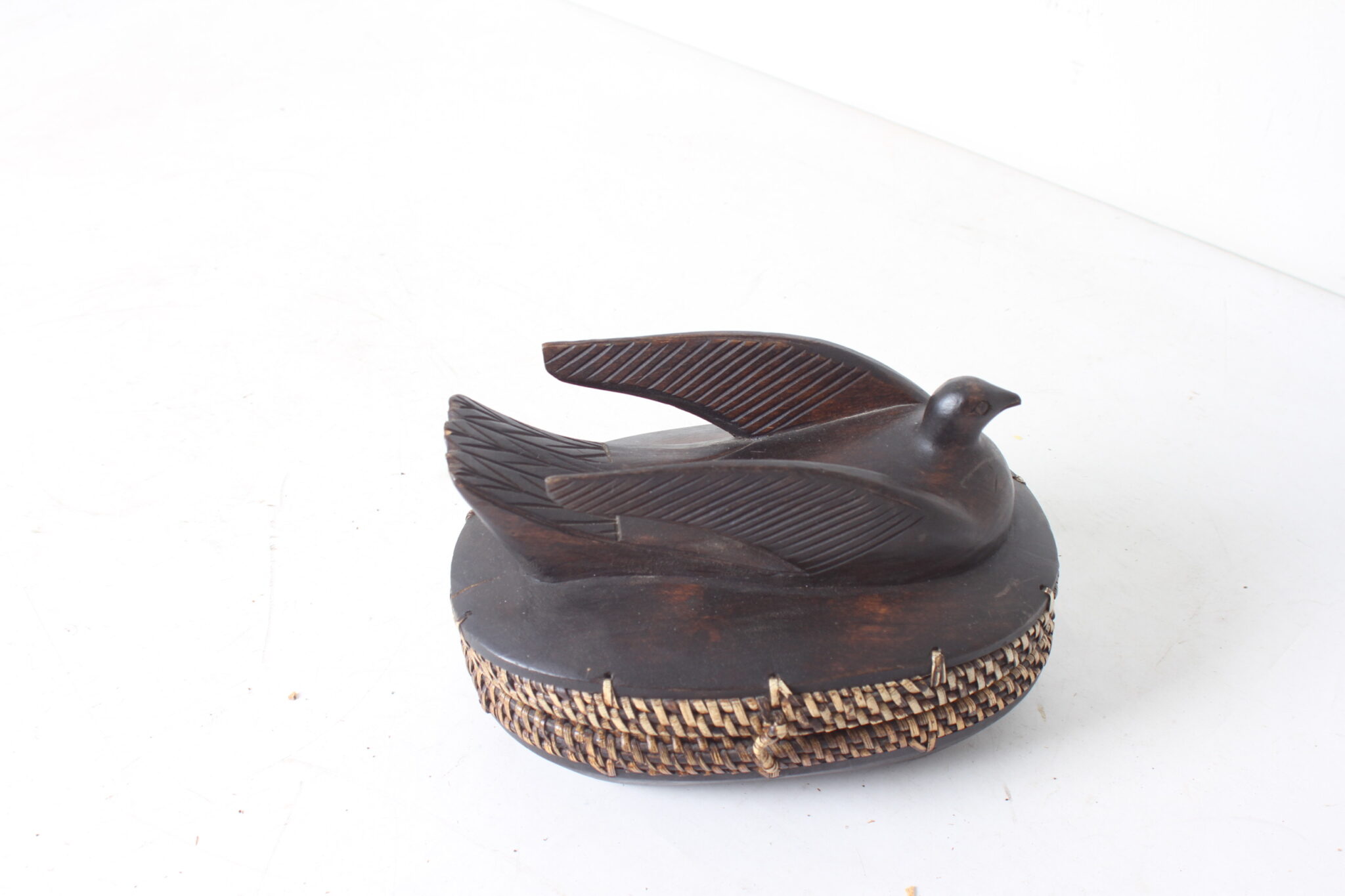 rare-boite-a-bijoux-indienne-bois-rotin-objets-deco-brocante-occasion-emmaus-scherwiller-etikette (2)