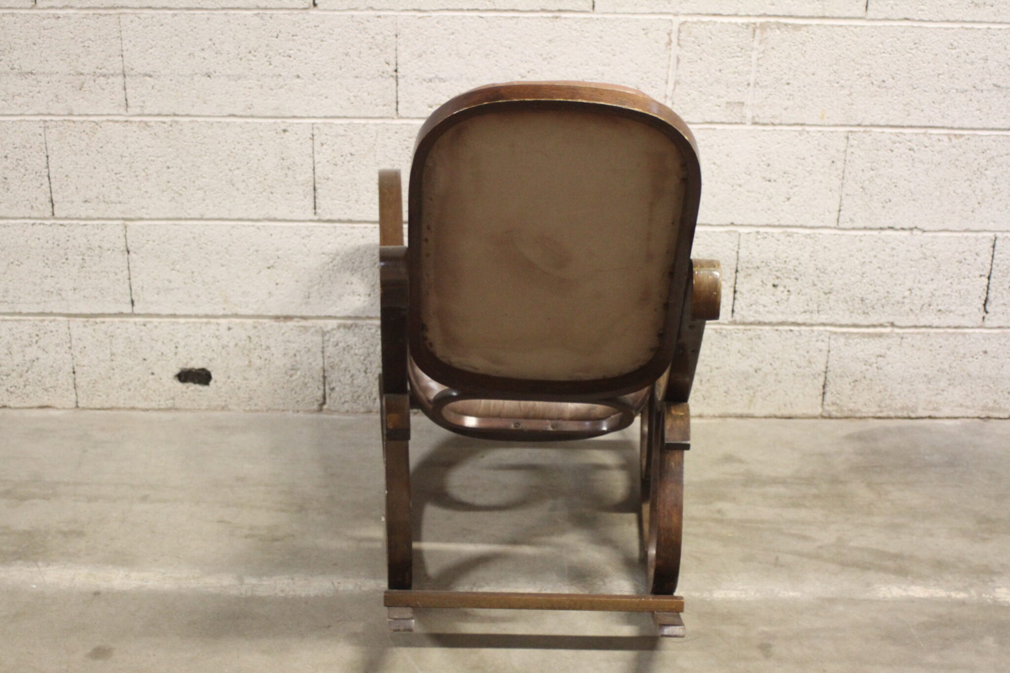 rocking-chair-fauteuil-a-bascule-vintage-bois-fonce-skai-brun-mobilier-brocante-occasion-emmaus-scherwiller-etikette (1)