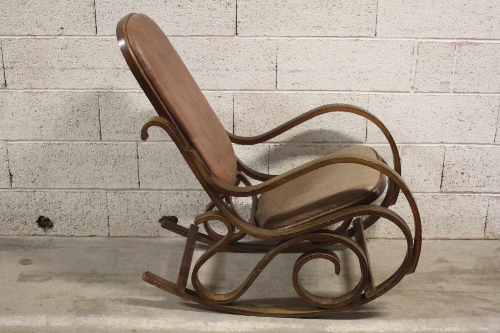 rocking-chair-fauteuil-a-bascule-vintage-bois-fonce-skai-brun-mobilier-brocante-occasion-emmaus-scherwiller-etikette (2)
