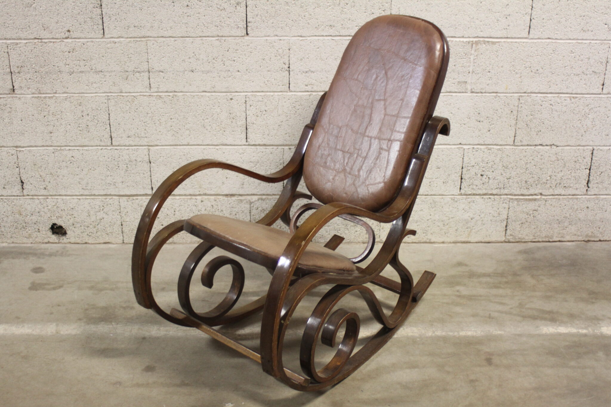 rocking-chair-fauteuil-a-bascule-vintage-bois-fonce-skai-brun-mobilier-brocante-occasion-emmaus-scherwiller-etikette (4)