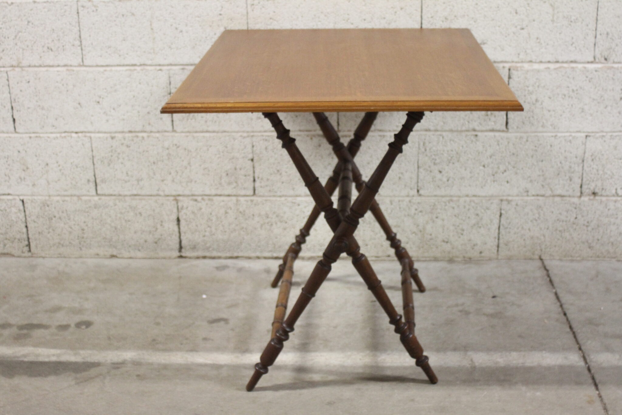 table-rectangulaire-ancienne-bois-pieds-croises-tournes-mobilier-brocante-occasion-emmaus-scherwiller-etikette (1)