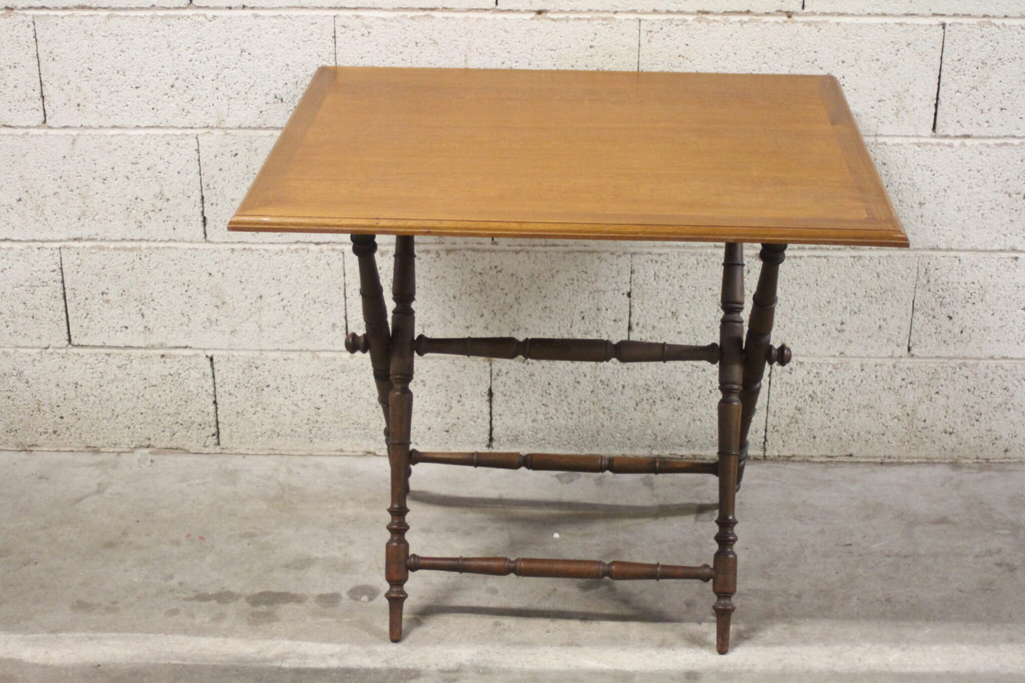 table-rectangulaire-ancienne-bois-pieds-croises-tournes-mobilier-brocante-occasion-emmaus-scherwiller-etikette (2)