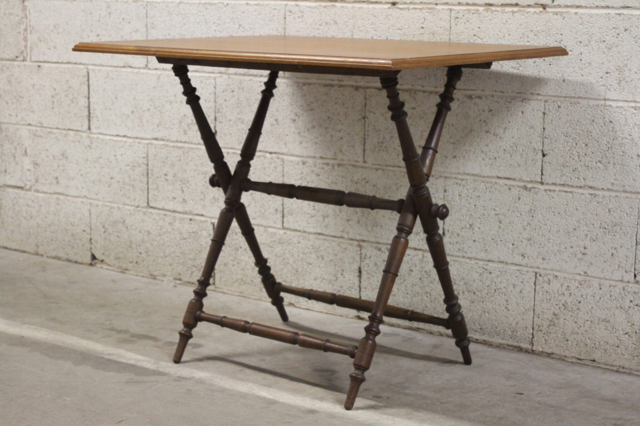 table-rectangulaire-ancienne-bois-pieds-croises-tournes-mobilier-brocante-occasion-emmaus-scherwiller-etikette (3)