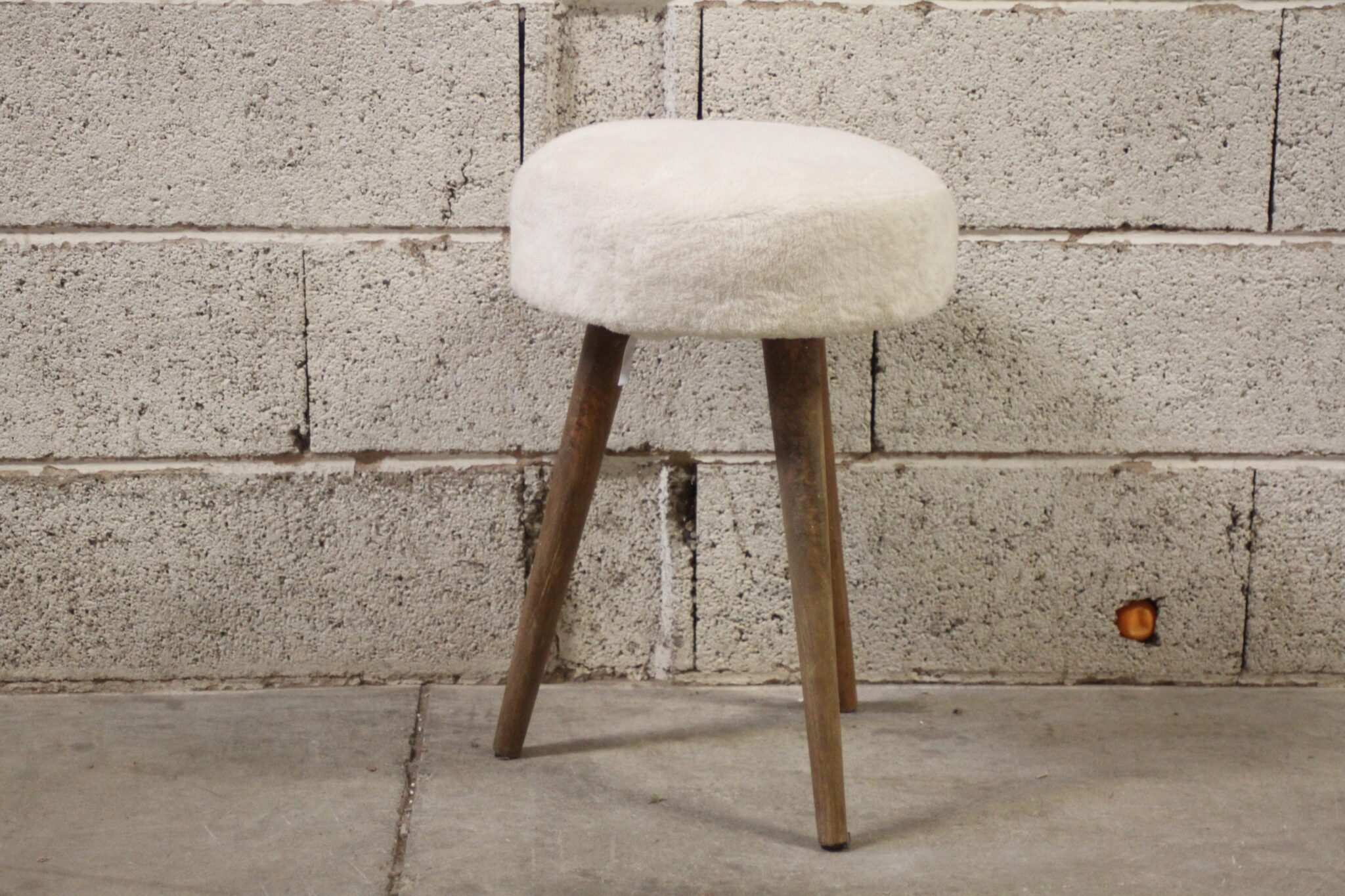 tabouret-pouf-tripode-bois-tissu-effet-moumoute-blanc-mobilier-occasion-emmaus-scherwiller-etikette (1)