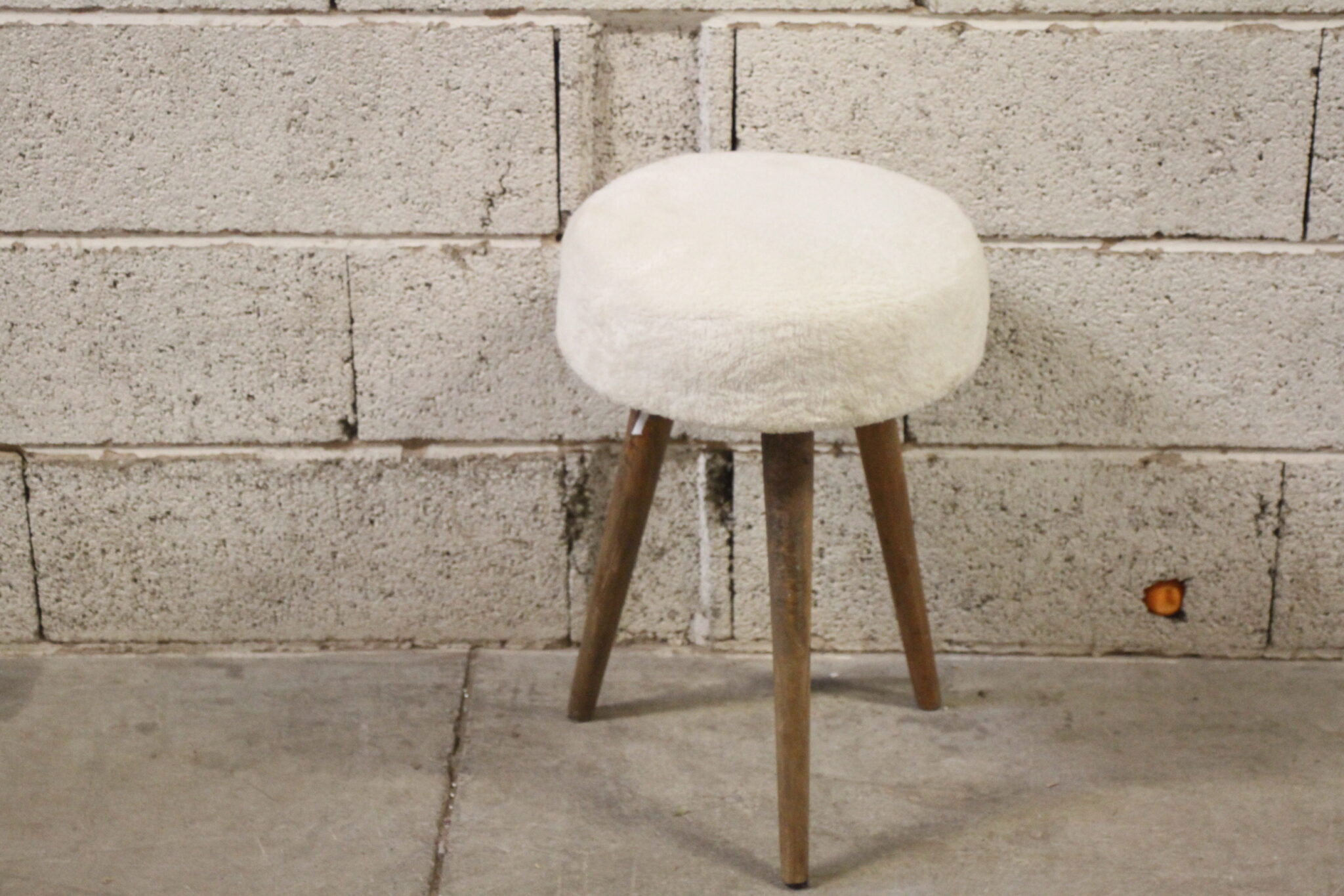 tabouret-pouf-tripode-bois-tissu-effet-moumoute-blanc-mobilier-occasion-emmaus-scherwiller-etikette (3)