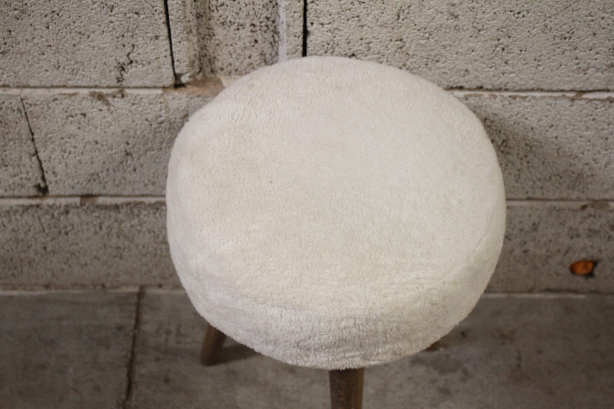 tabouret-pouf-tripode-bois-tissu-effet-moumoute-blanc-mobilier-occasion-emmaus-scherwiller-etikette (4)