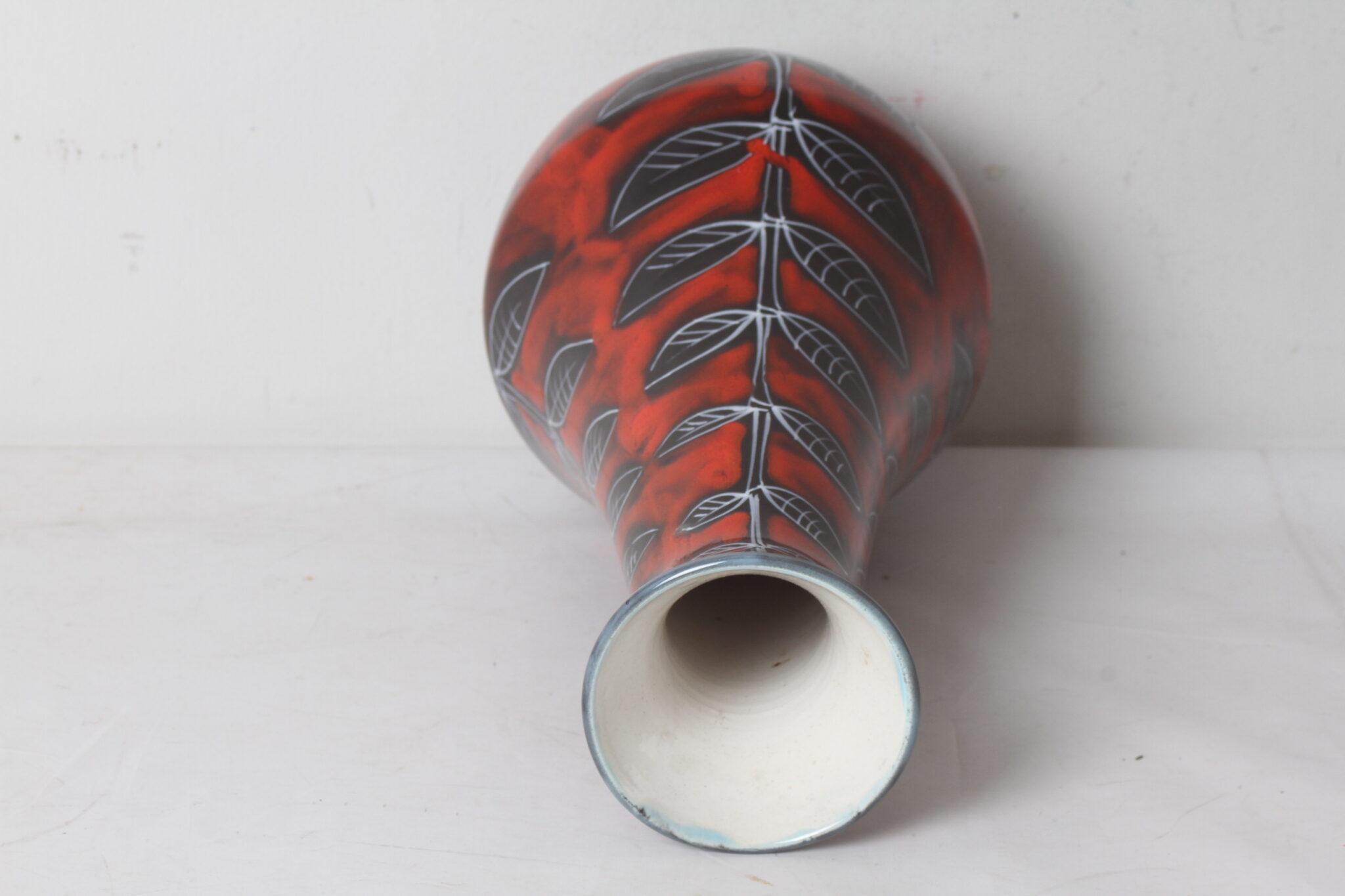 vase-en-faience-rouge-motif-feuilles-italy-objets-deco-brocante-occasion-emmaus-scherwiller-etikette (1)