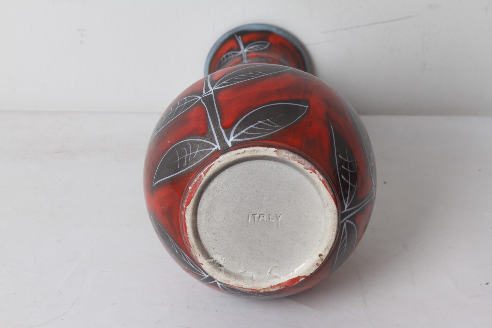 vase-en-faience-rouge-motif-feuilles-italy-objets-deco-brocante-occasion-emmaus-scherwiller-etikette (3)