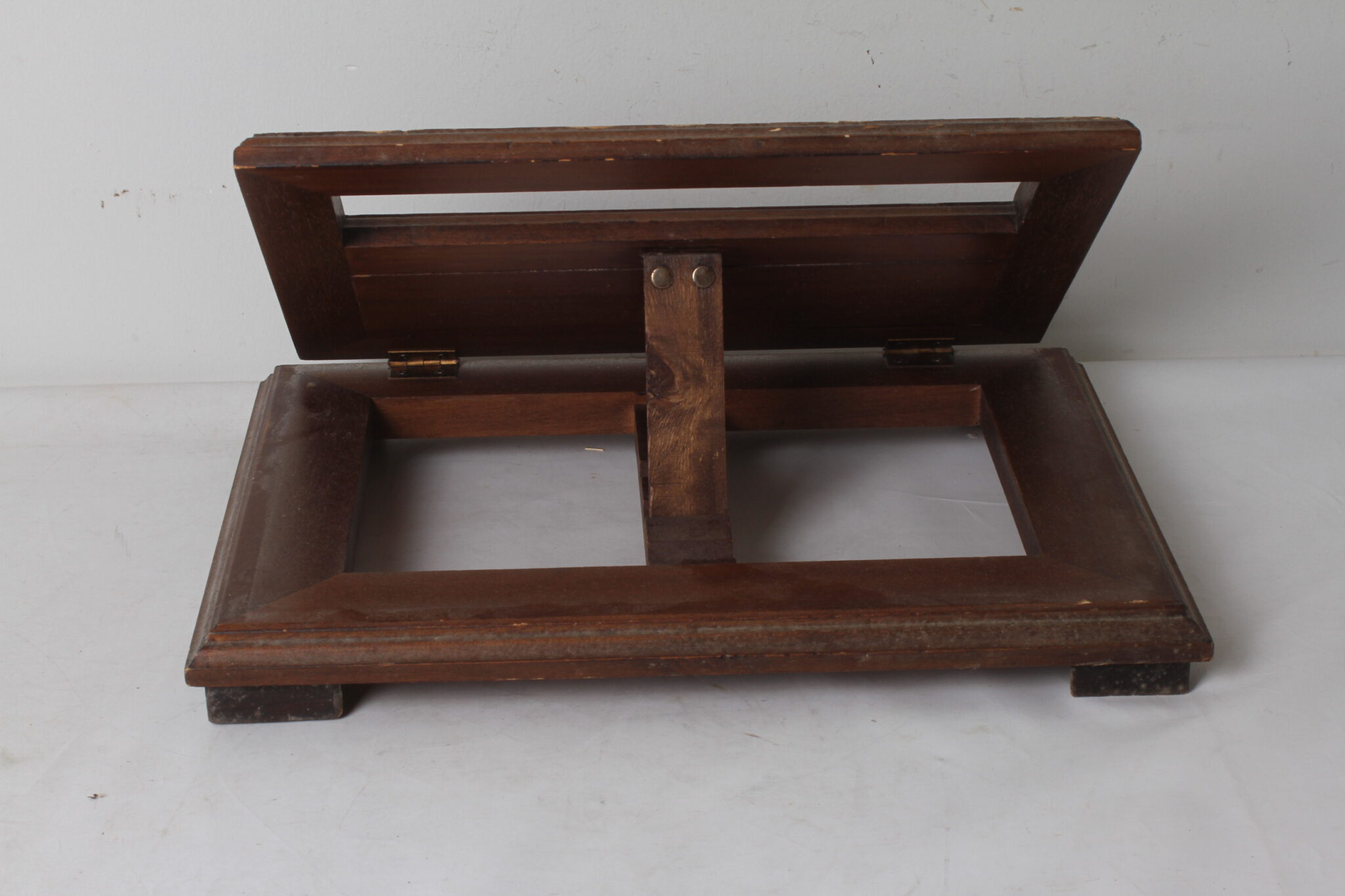 ancien-lutrin-de-table-bois-laiton-dore-objets-deco-brocante-occasion-emmaus-scherwiller-etikette (5)