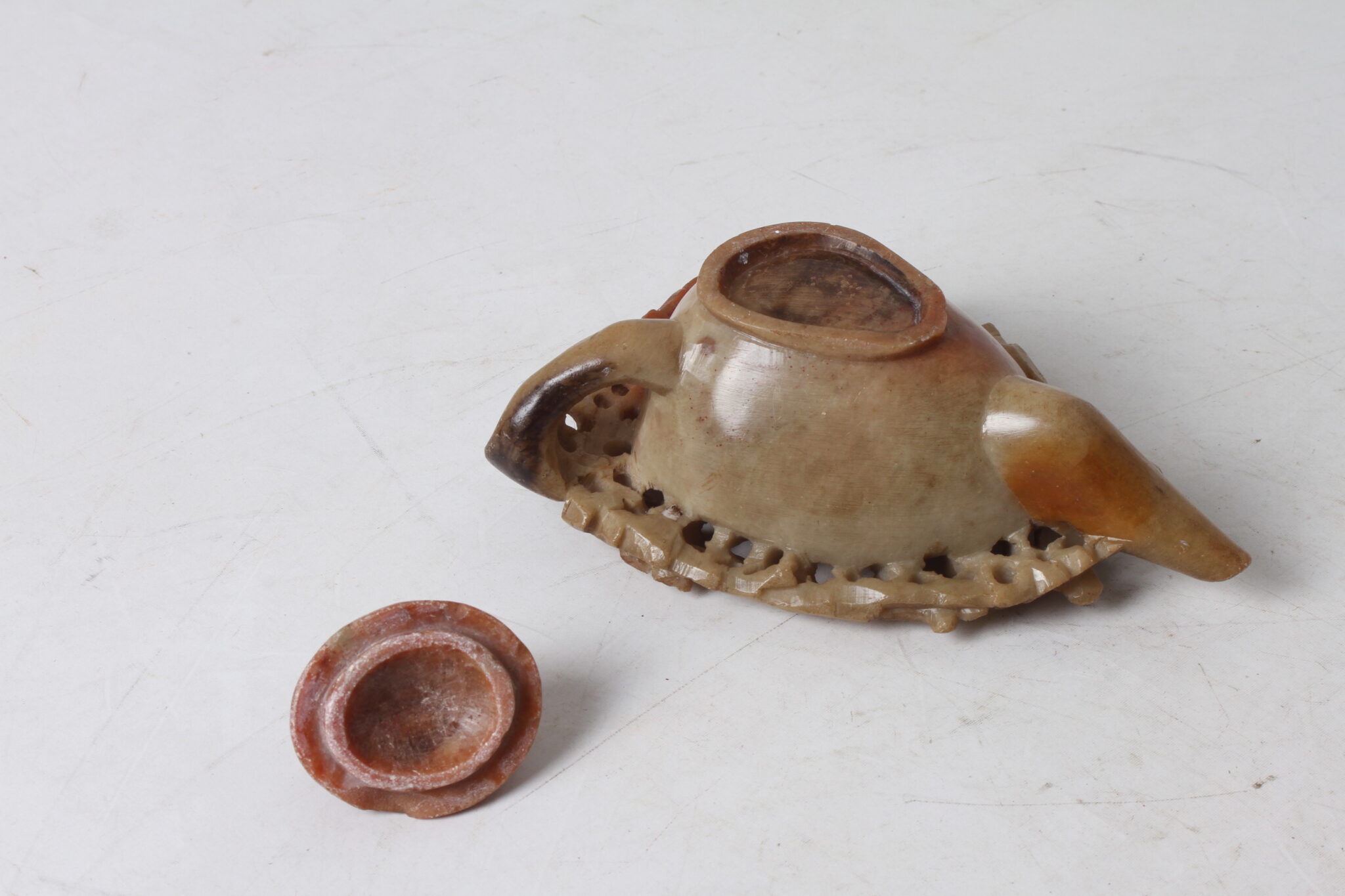 art-d'asie-petite-verseuse-en-steatite-decor-fleurs-de-cerisier-objets-deco-collection-brocante-occasion-emmaus-scherwiller-etikette (1)