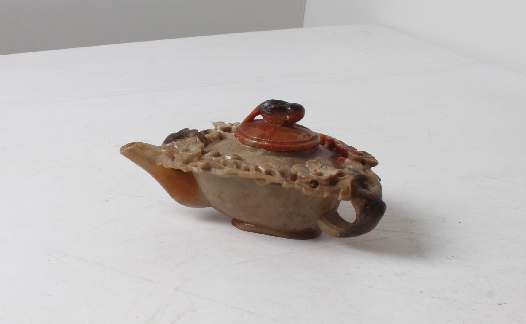 art-d'asie-petite-verseuse-en-steatite-decor-fleurs-de-cerisier-objets-deco-collection-brocante-occasion-emmaus-scherwiller-etikette (2)