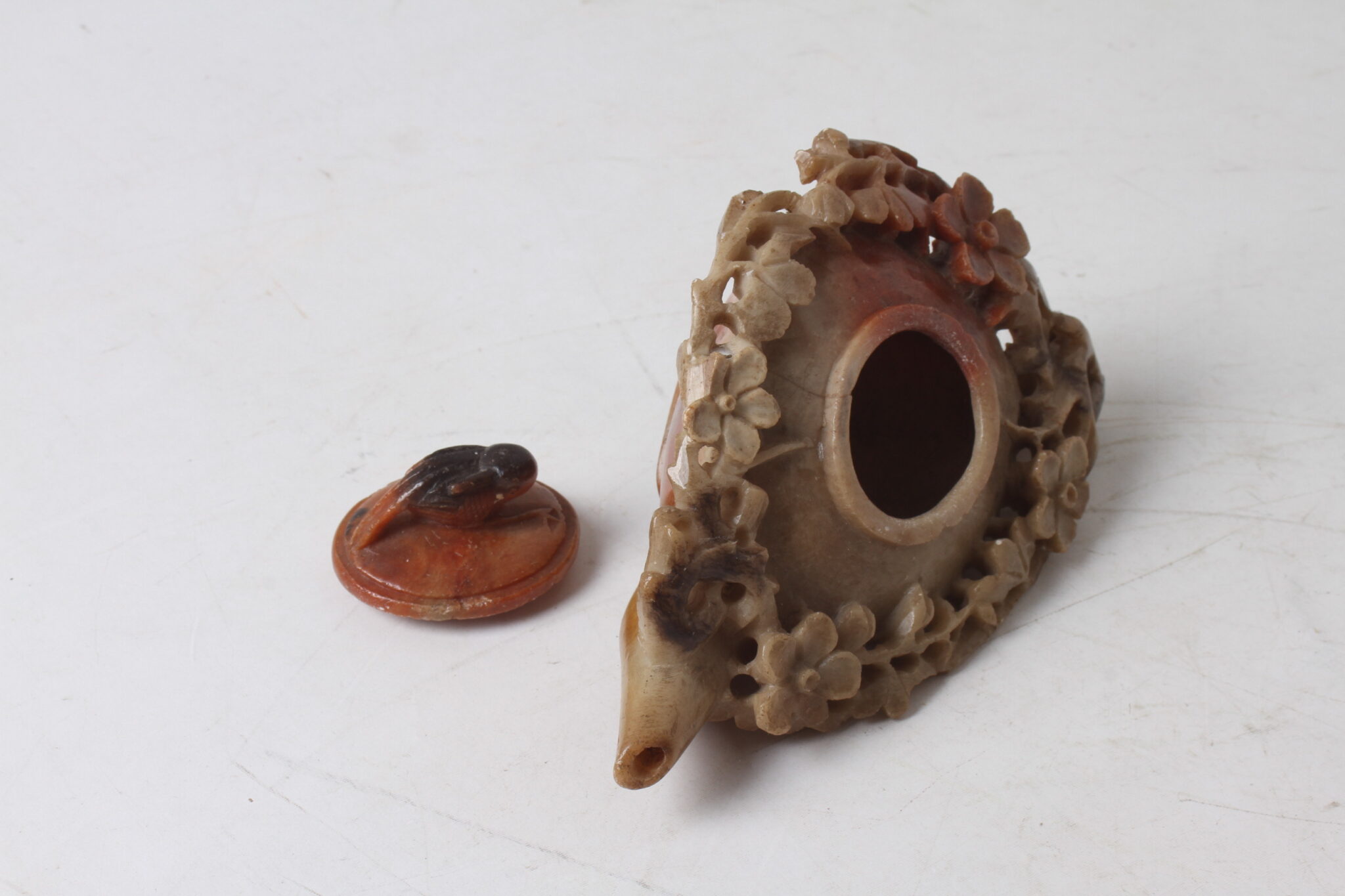 art-d'asie-petite-verseuse-en-steatite-decor-fleurs-de-cerisier-objets-deco-collection-brocante-occasion-emmaus-scherwiller-etikette (4)