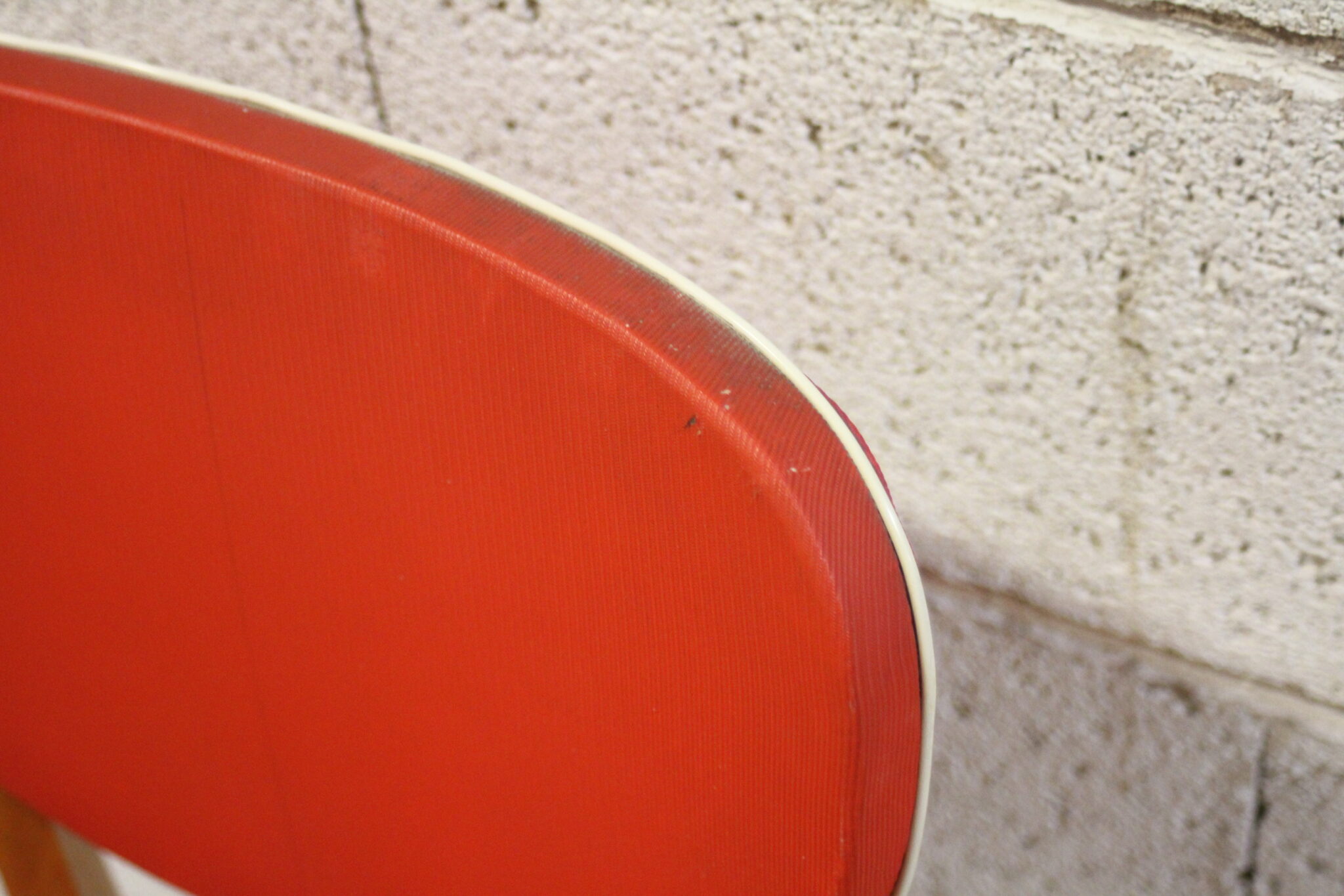 chaise-vintage-design-bois-clair-vinyle-rouge-mobilier-brocante-occasion-emmaus-scherwiller-etikette (1)