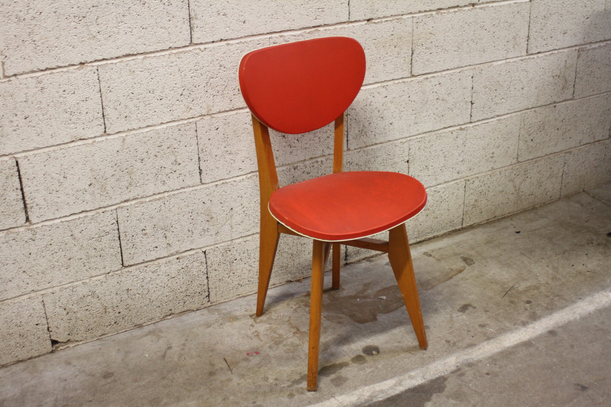 chaise-vintage-design-bois-clair-vinyle-rouge-mobilier-brocante-occasion-emmaus-scherwiller-etikette (2)