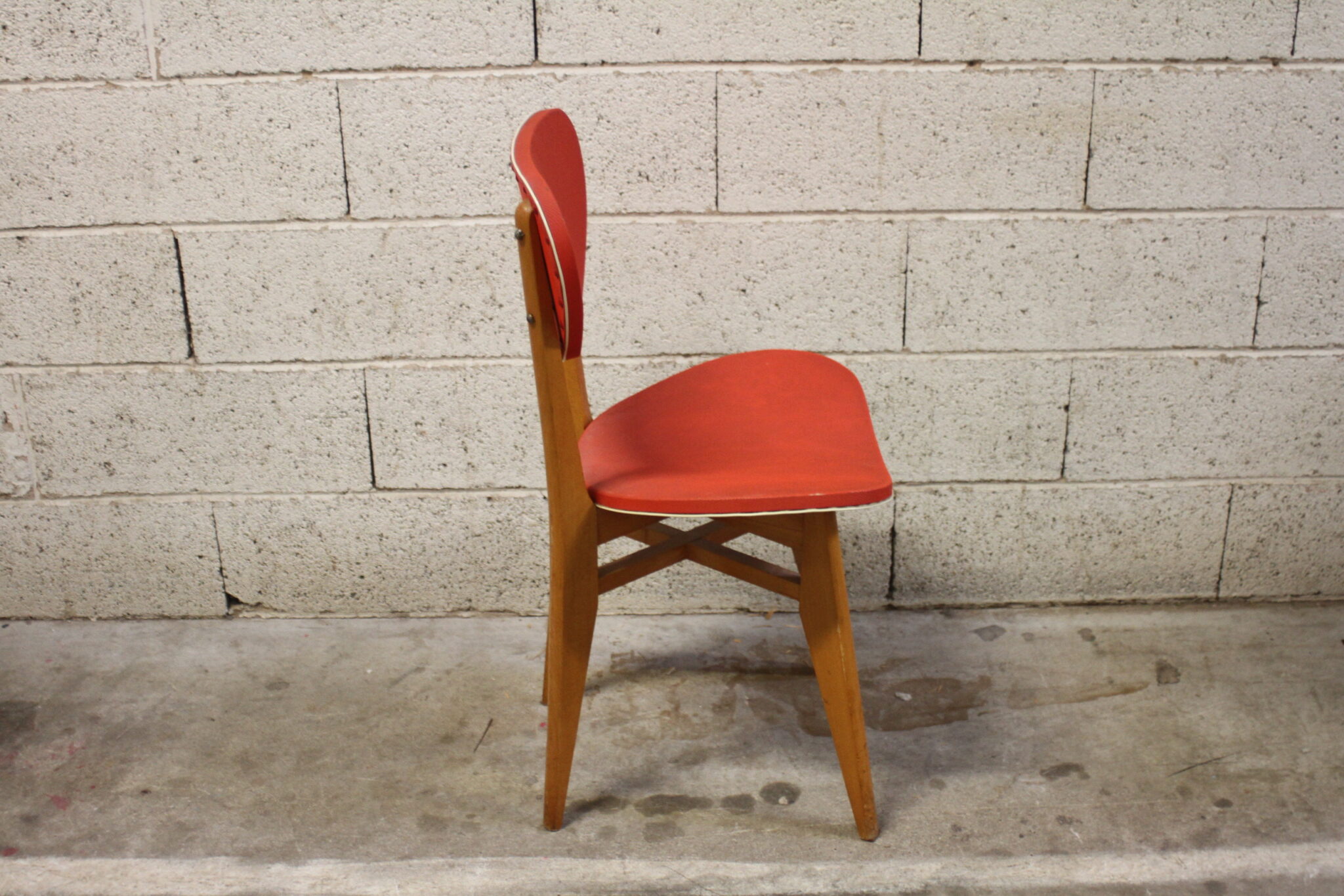 chaise-vintage-design-bois-clair-vinyle-rouge-mobilier-brocante-occasion-emmaus-scherwiller-etikette (3)