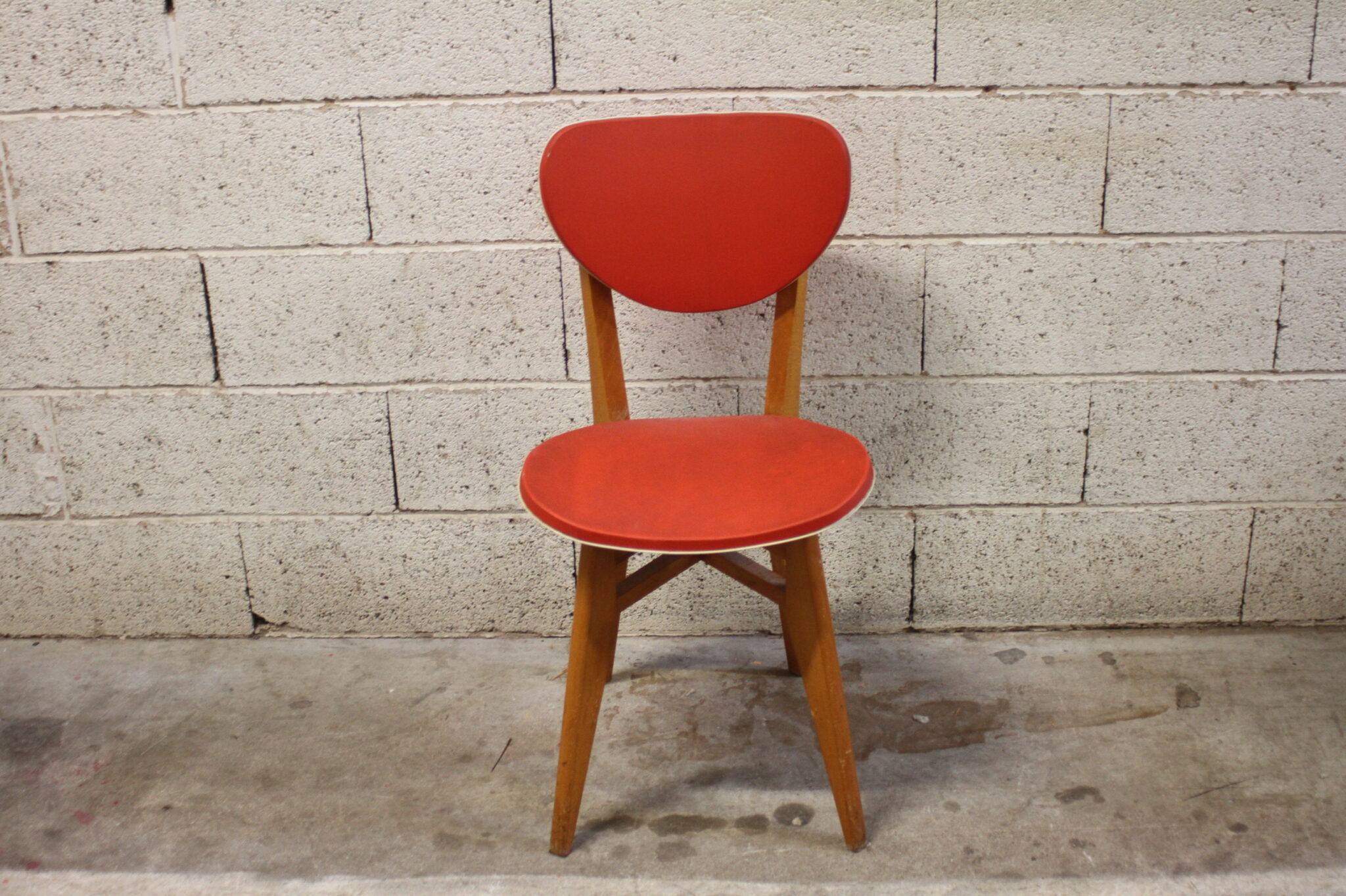 chaise-vintage-design-bois-clair-vinyle-rouge-mobilier-brocante-occasion-emmaus-scherwiller-etikette (4)
