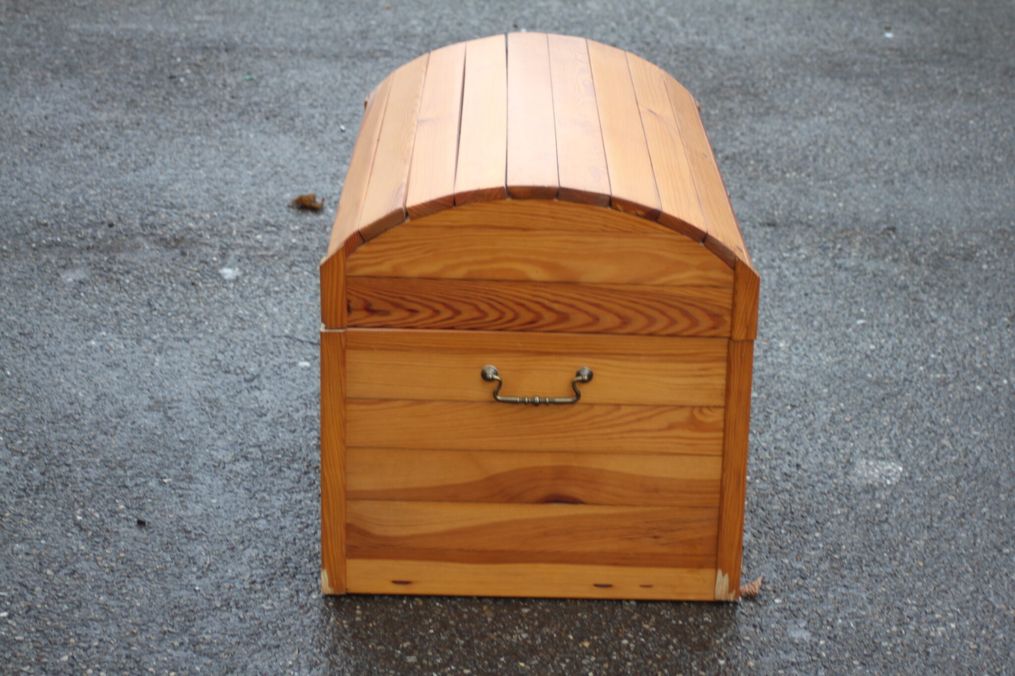 grand-coffre-malle-rangement-bois-sapin-mobilier-objets-deco-brocante-occasion-emmaus-scherwiller-etikette (1)