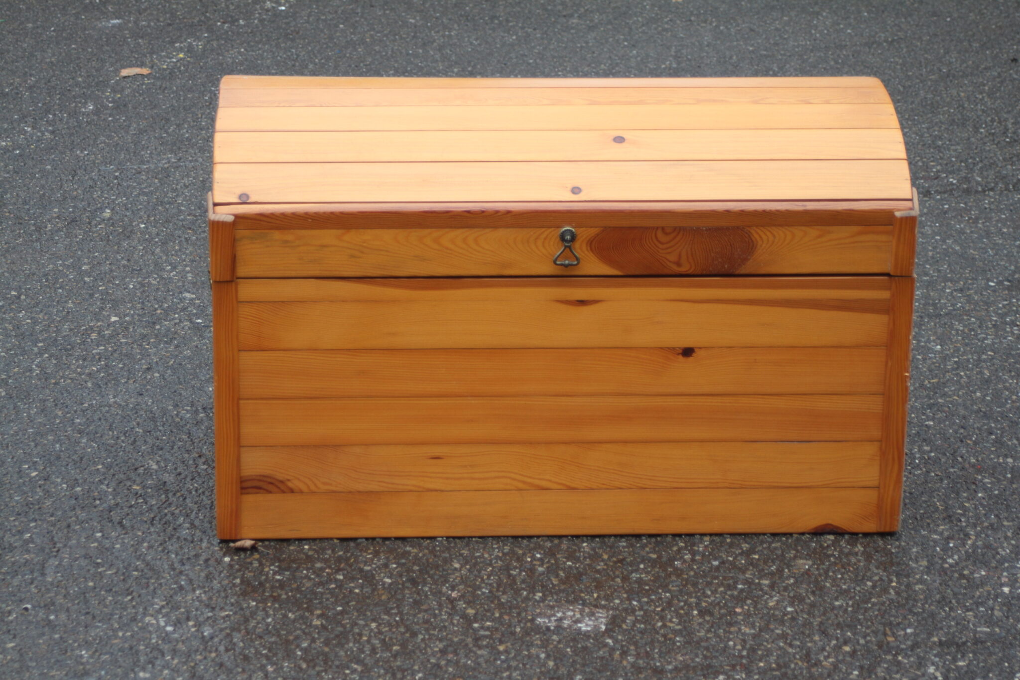 grand-coffre-malle-rangement-bois-sapin-mobilier-objets-deco-brocante-occasion-emmaus-scherwiller-etikette (2)