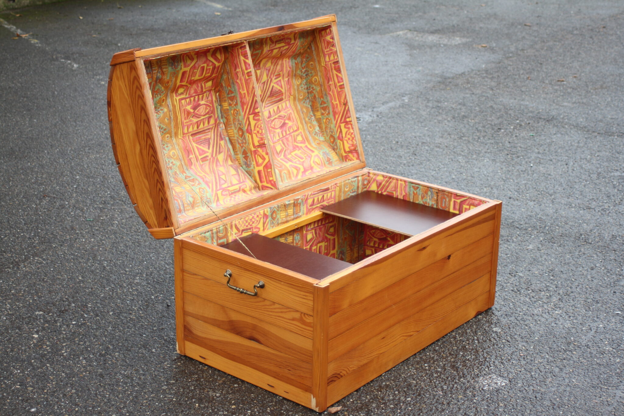 grand-coffre-malle-rangement-bois-sapin-mobilier-objets-deco-brocante-occasion-emmaus-scherwiller-etikette (4)