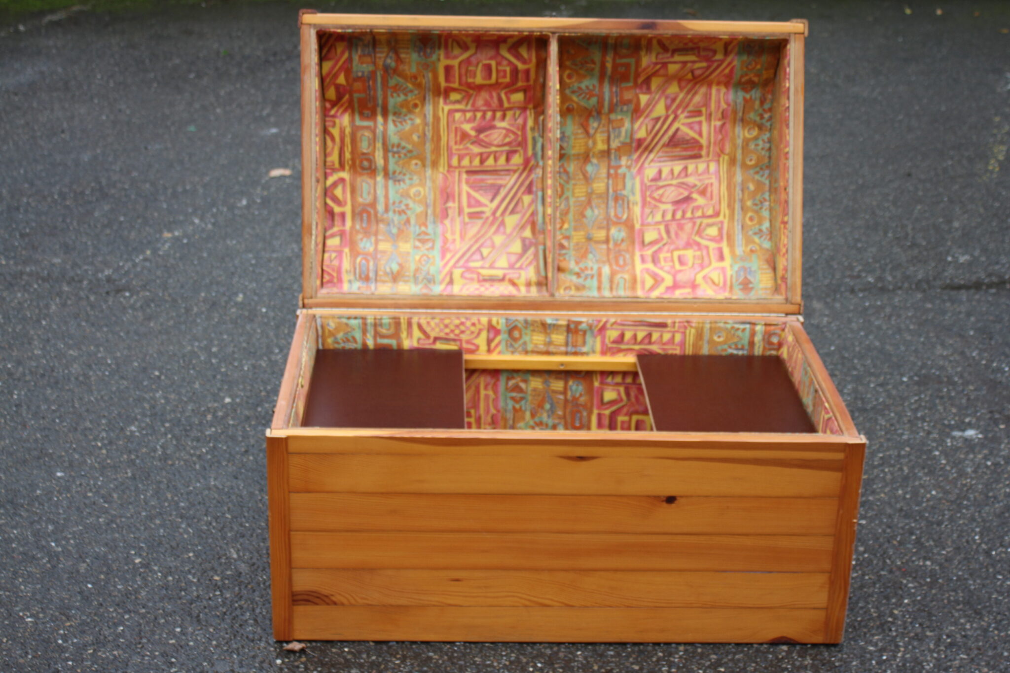 grand-coffre-malle-rangement-bois-sapin-mobilier-objets-deco-brocante-occasion-emmaus-scherwiller-etikette (5)