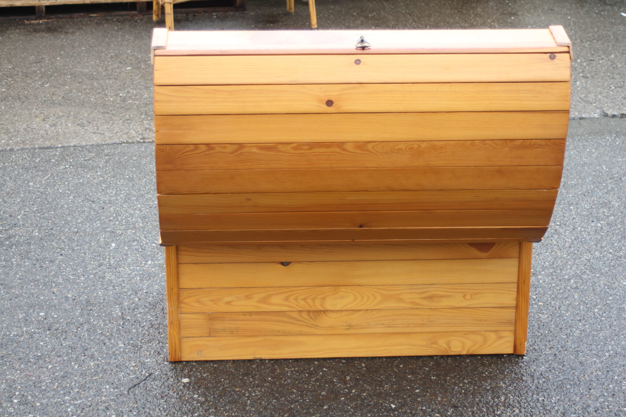 grand-coffre-malle-rangement-bois-sapin-mobilier-objets-deco-brocante-occasion-emmaus-scherwiller-etikette (6)