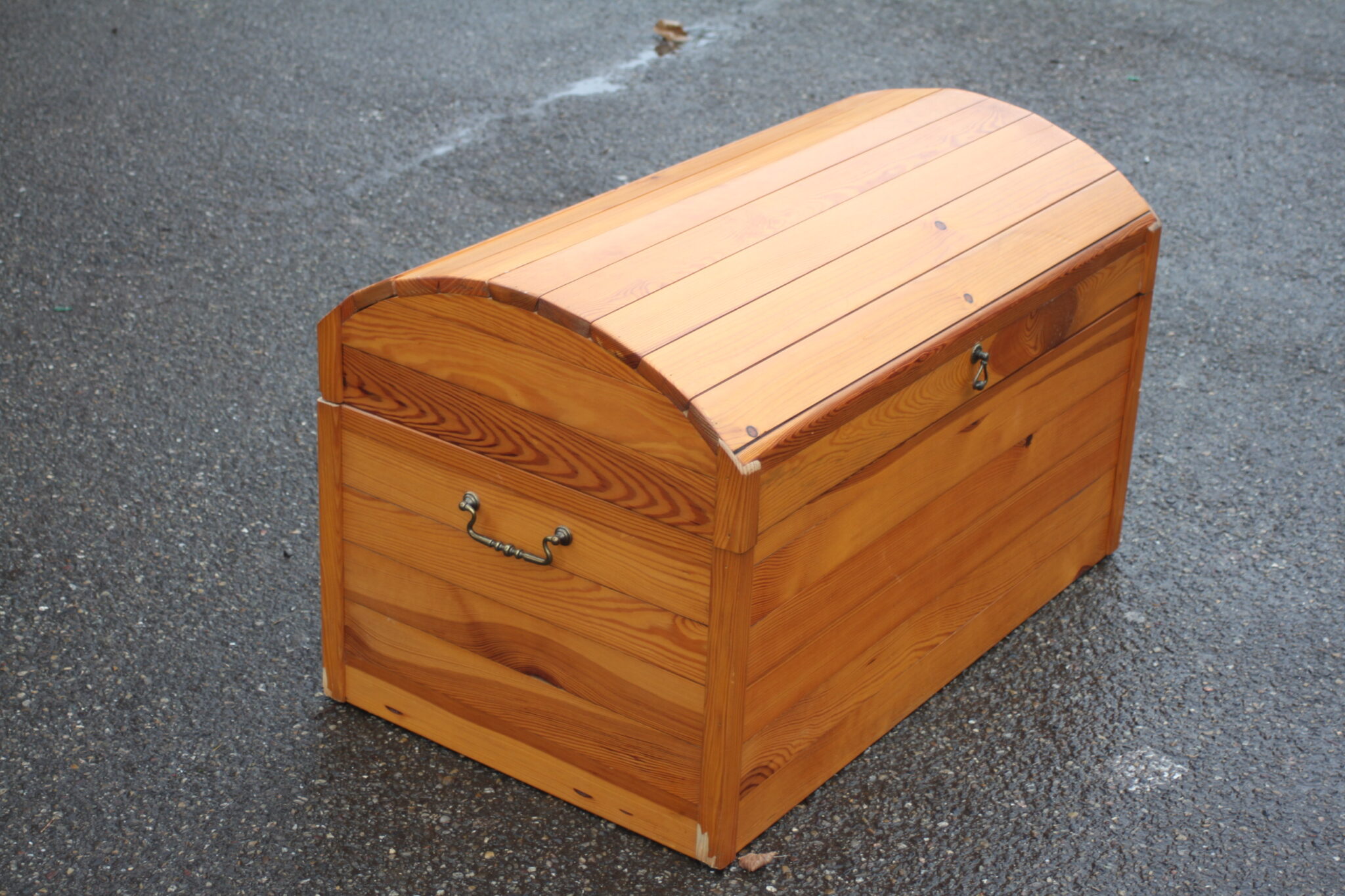 grand-coffre-malle-rangement-bois-sapin-mobilier-objets-deco-brocante-occasion-emmaus-scherwiller-etikette (7)