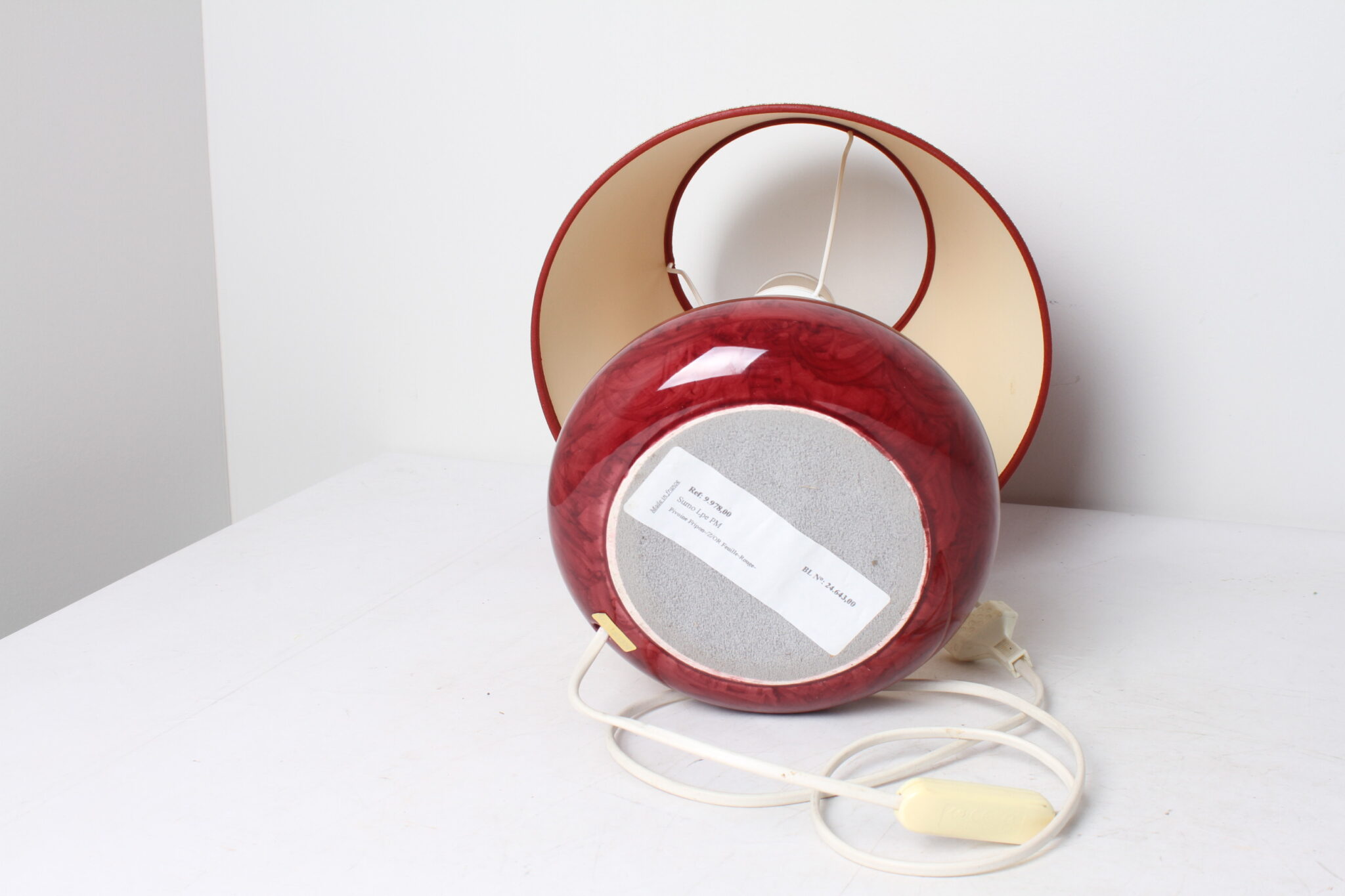 lampe-de-table-design-kostka-sumo-pivoine-fripon-or-feuille-rouge-luminaires-brocante-occasion-emmaus-scherwiller-etikette (1)