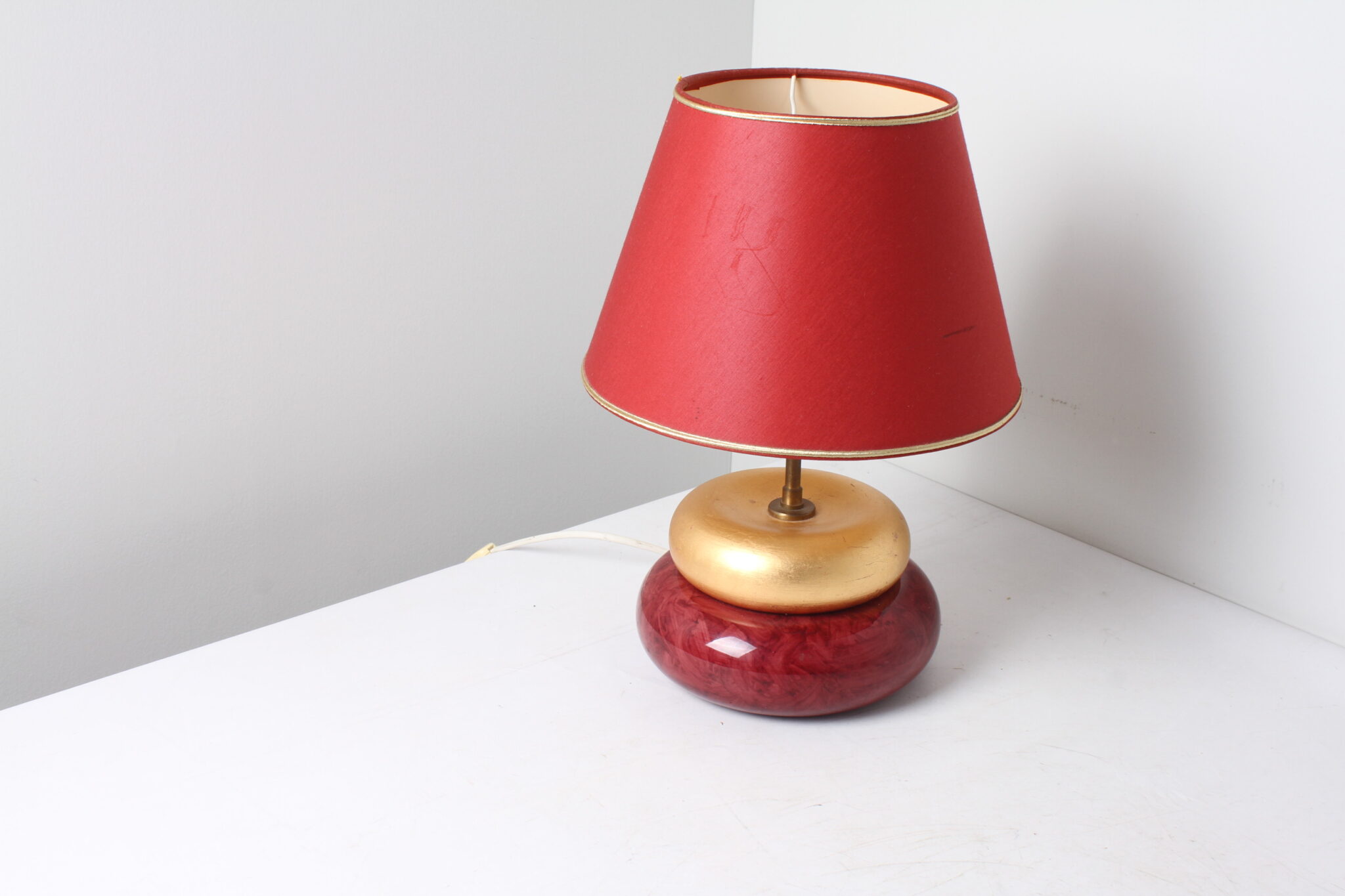 lampe-de-table-design-kostka-sumo-pivoine-fripon-or-feuille-rouge-luminaires-brocante-occasion-emmaus-scherwiller-etikette (2)