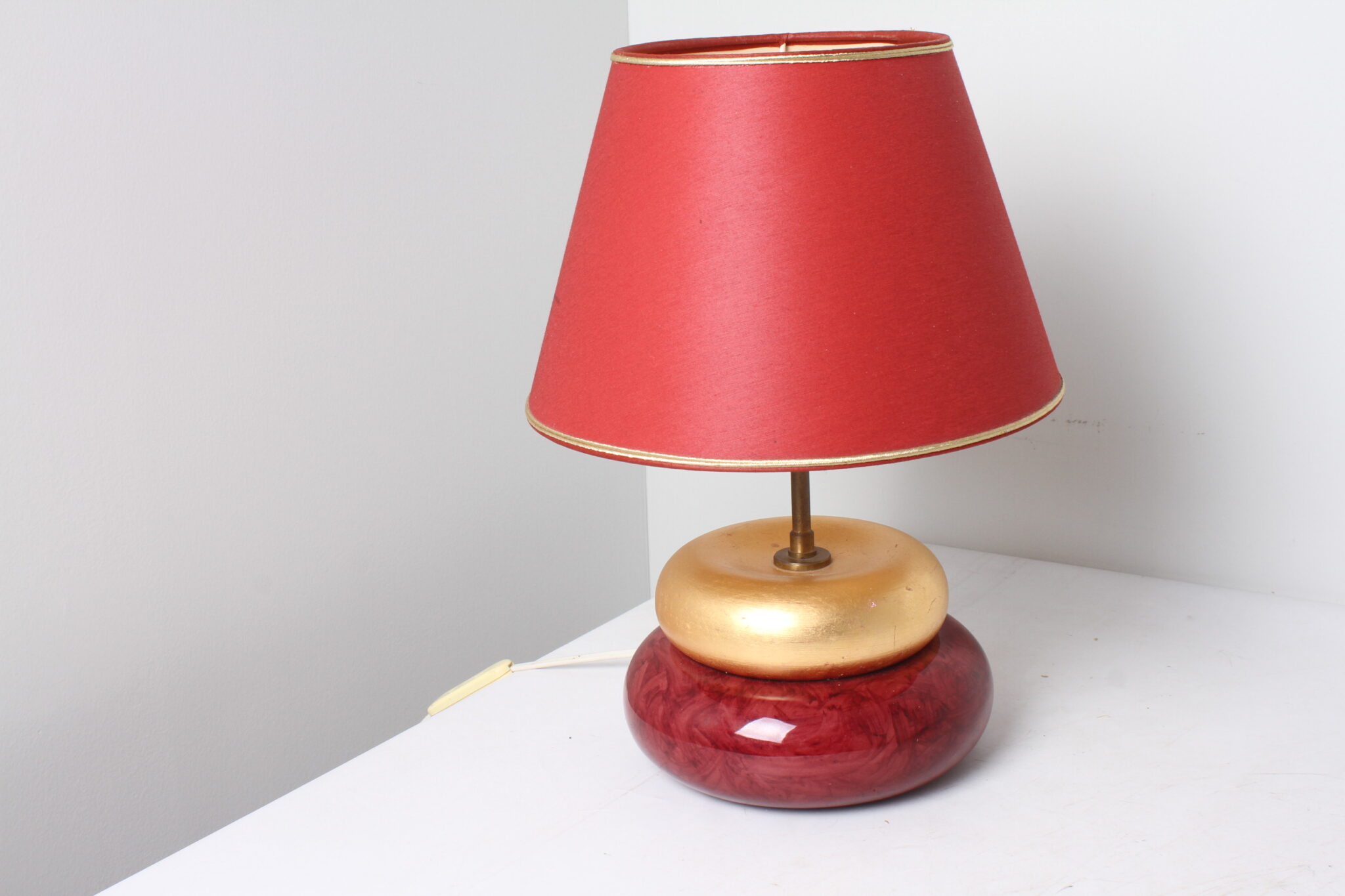 lampe-de-table-design-kostka-sumo-pivoine-fripon-or-feuille-rouge-luminaires-brocante-occasion-emmaus-scherwiller-etikette (3)