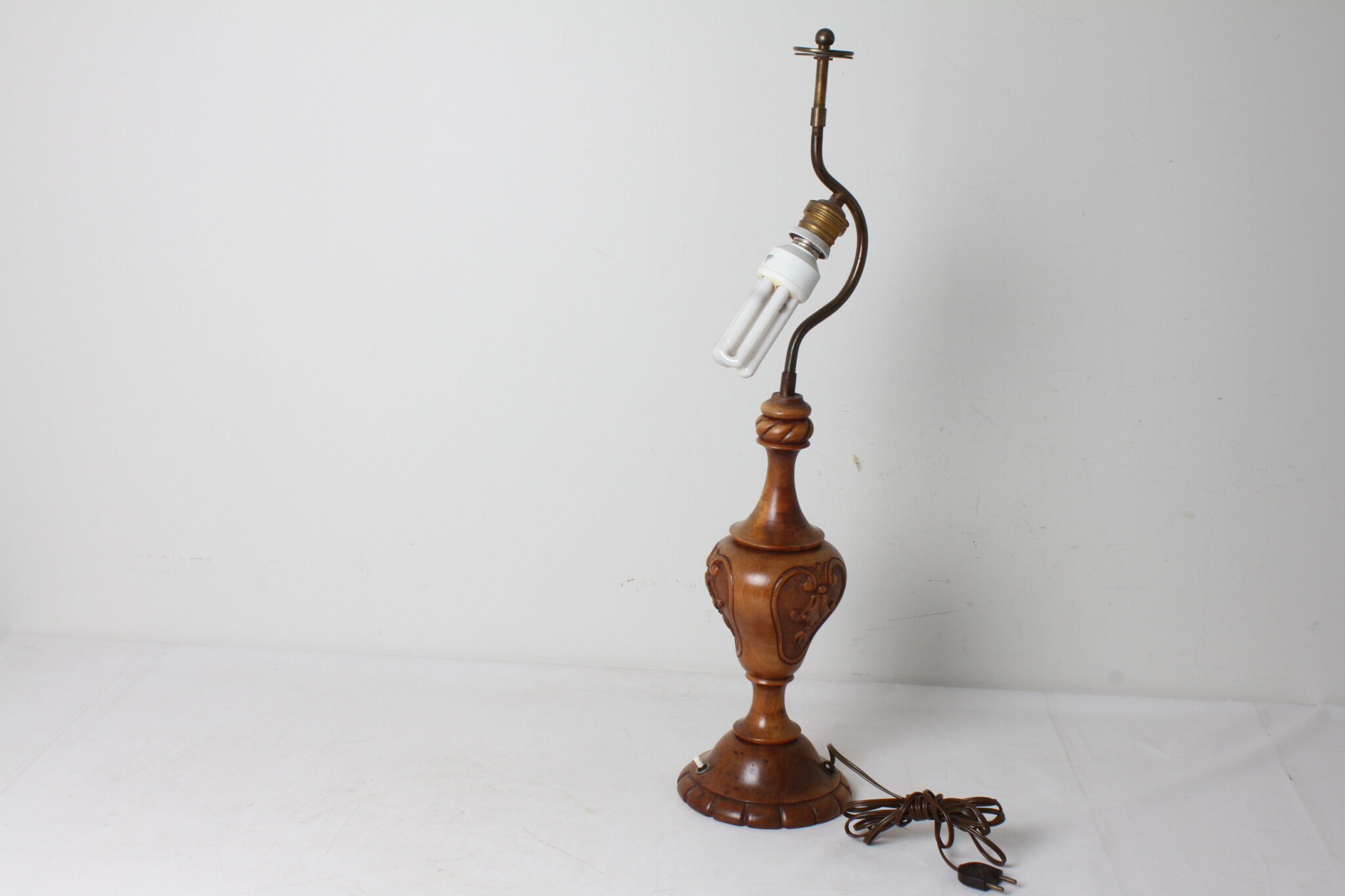 Lampe de table vintage en bois et métal (3)