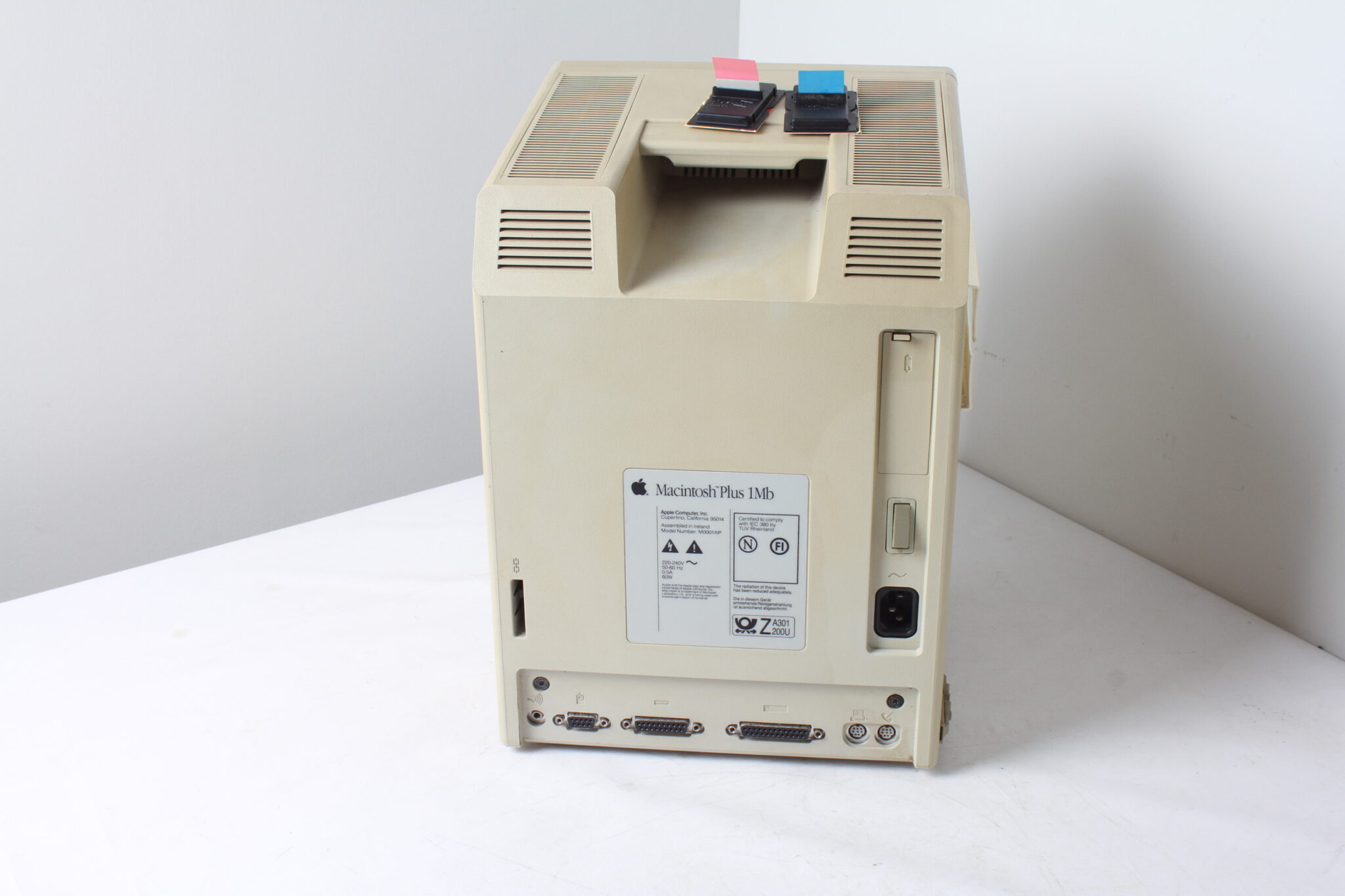 ordinateur-apple-macintosh-plus-1-mb-materiel-informatique-vintage-collection-occasion-emmaus-scherwiller-etikette (1)