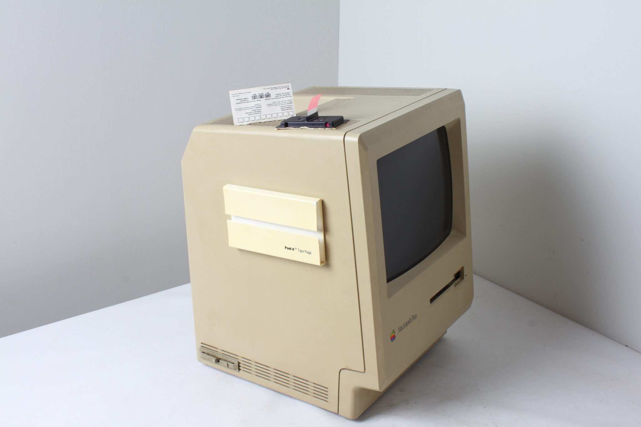 ordinateur-apple-macintosh-plus-1-mb-materiel-informatique-vintage-collection-occasion-emmaus-scherwiller-etikette (3)