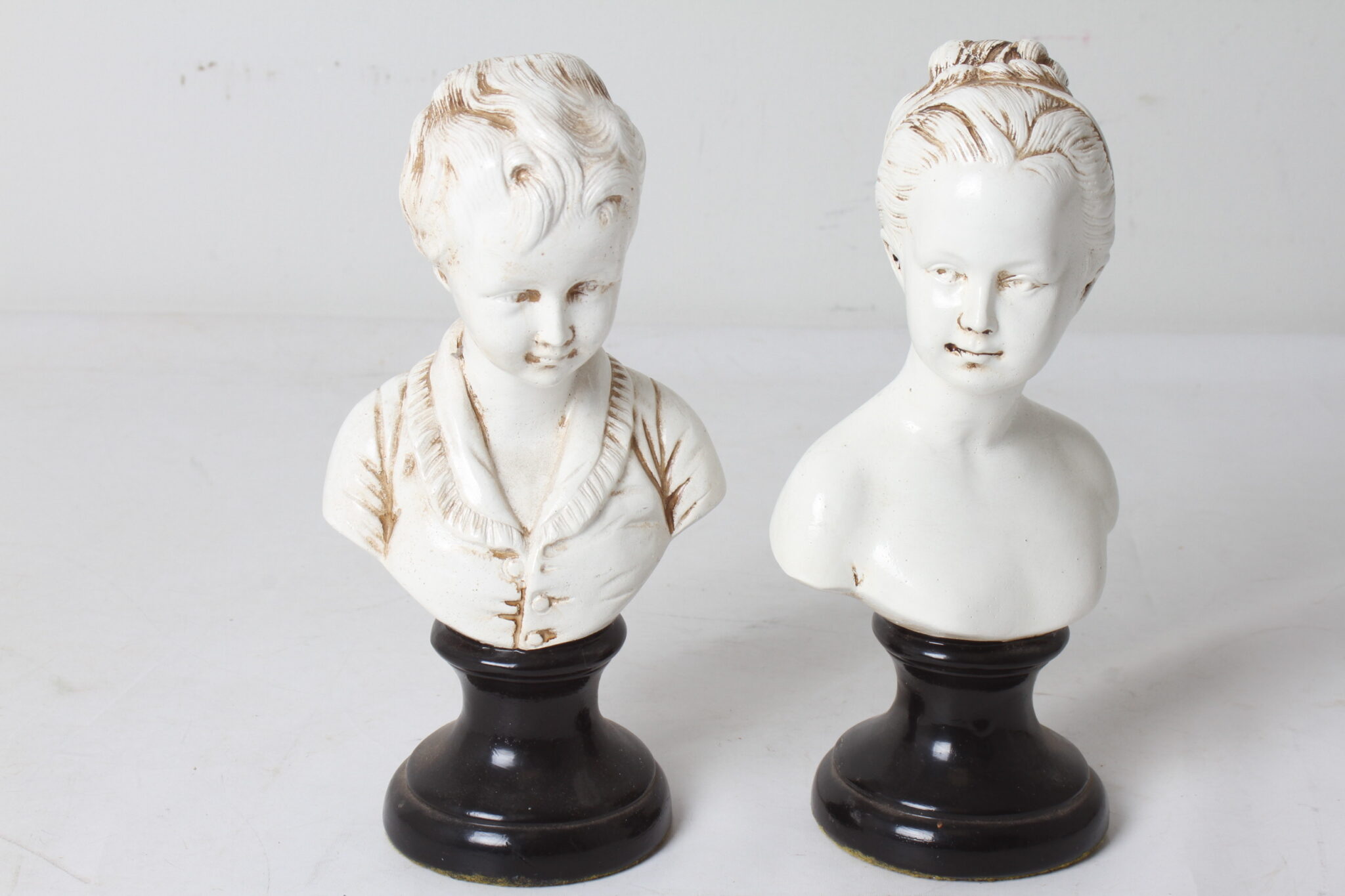 Paire de bustes anciens en terre cuite sur socle noir (2)