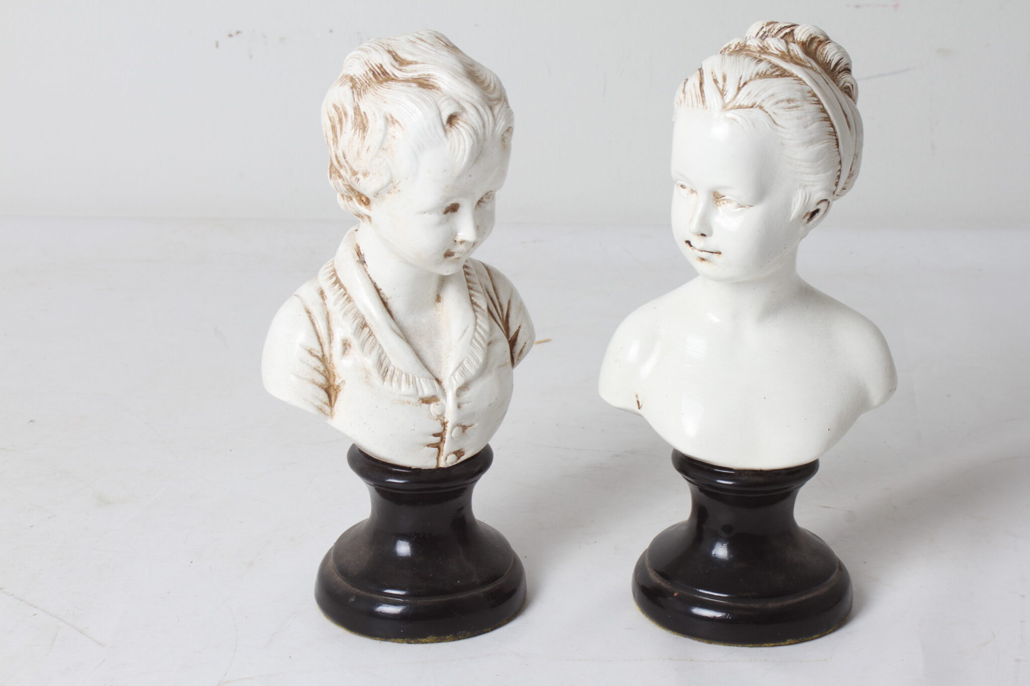 Paire de bustes anciens en terre cuite sur socle noir (3)