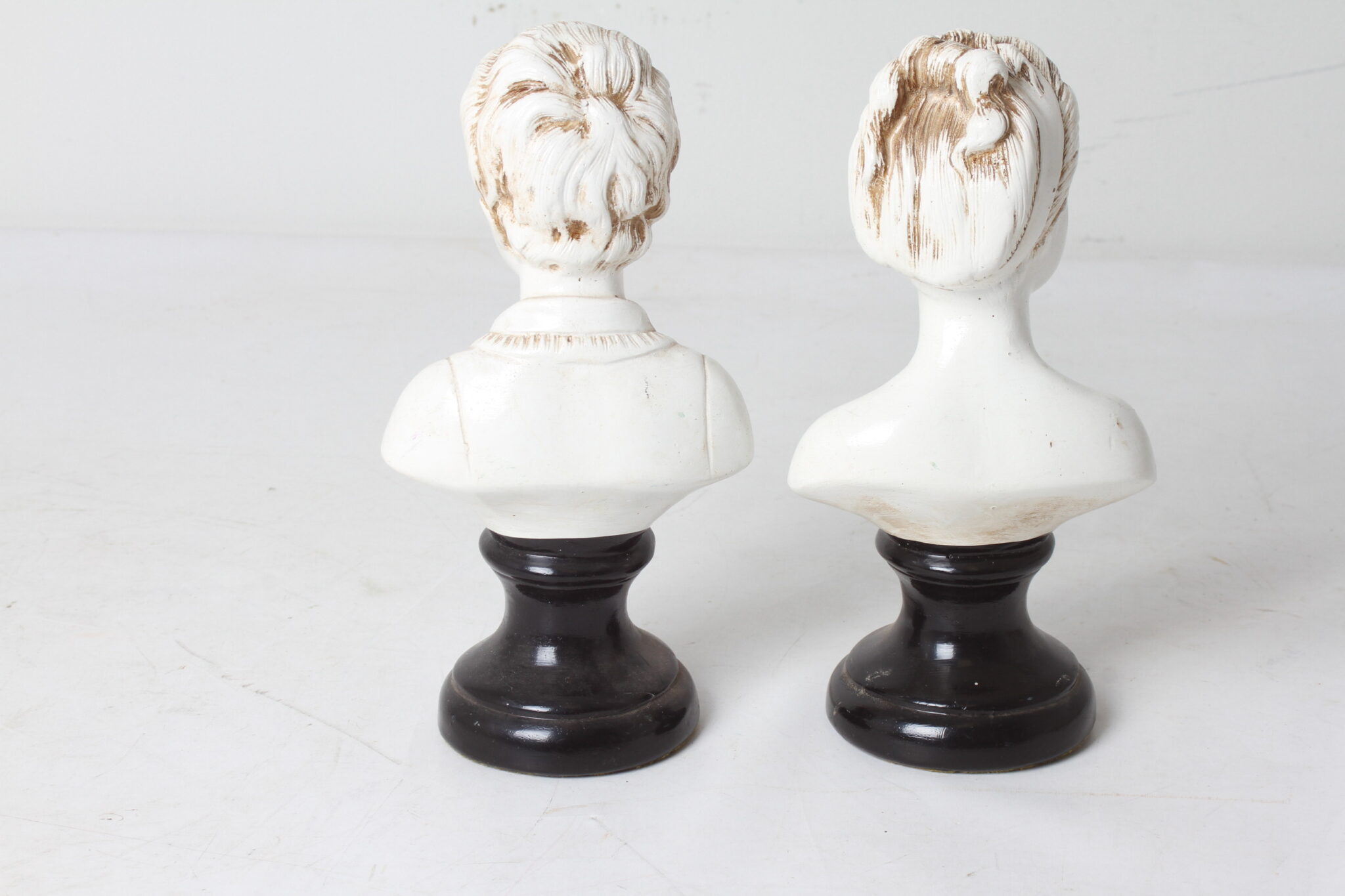 Paire de bustes anciens en terre cuite sur socle noir (4)