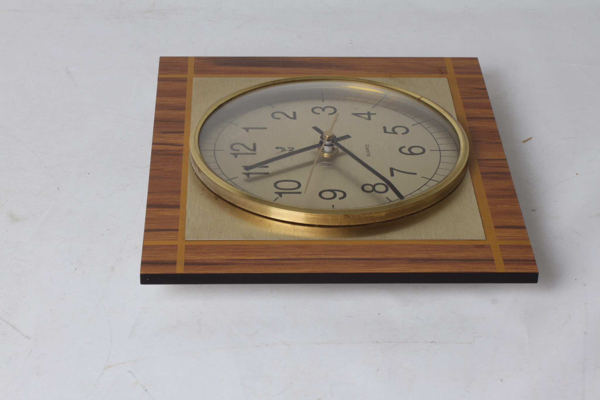 Pendule en métal doré vintage - Jaz (3)