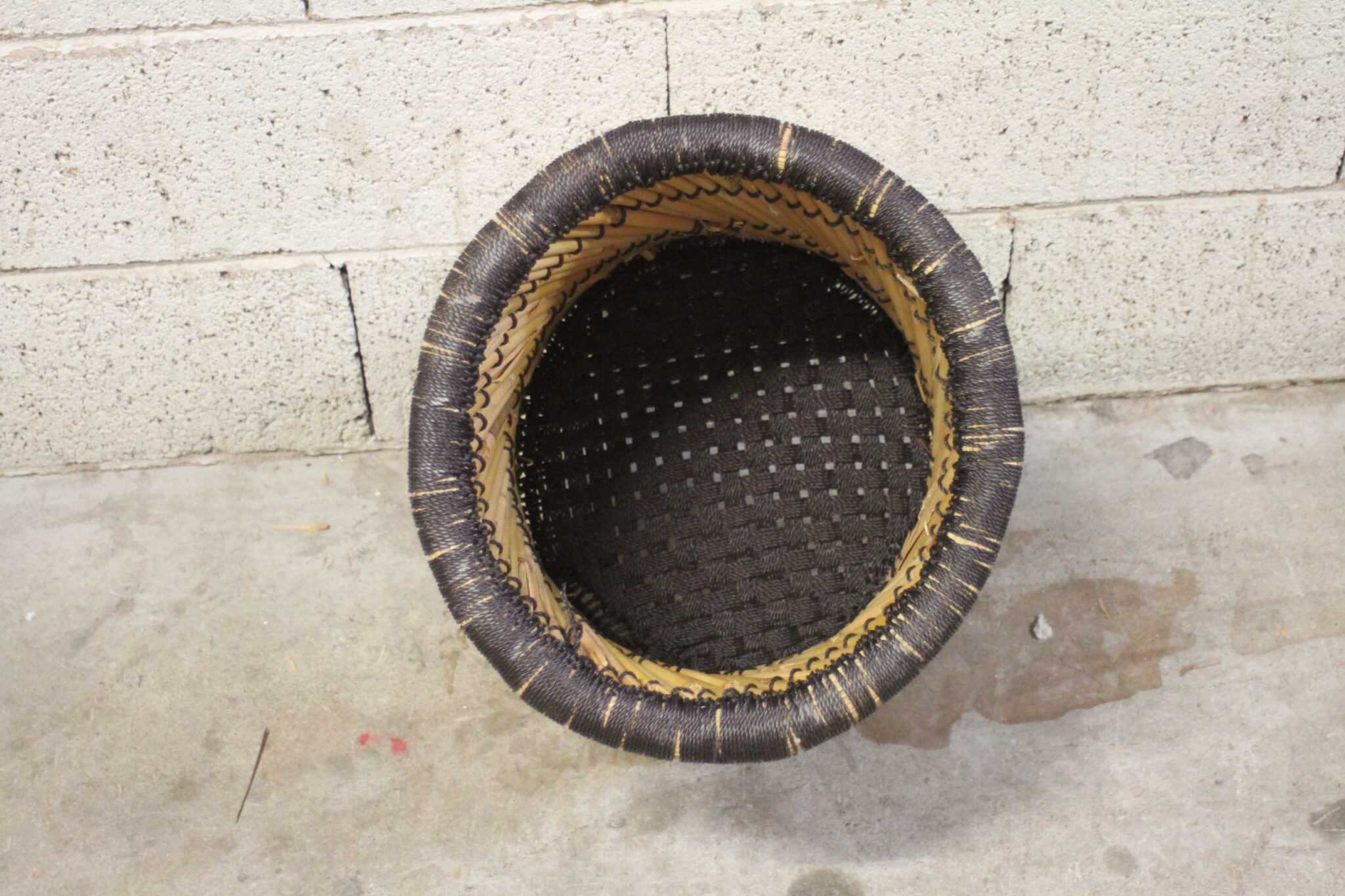 tabouret-pouf-en-fibres-de-bambou-naturelles-t-corde-tressee-noire-mobilier-brocante-occasion-emmaus-scherwiller-etikette (1)