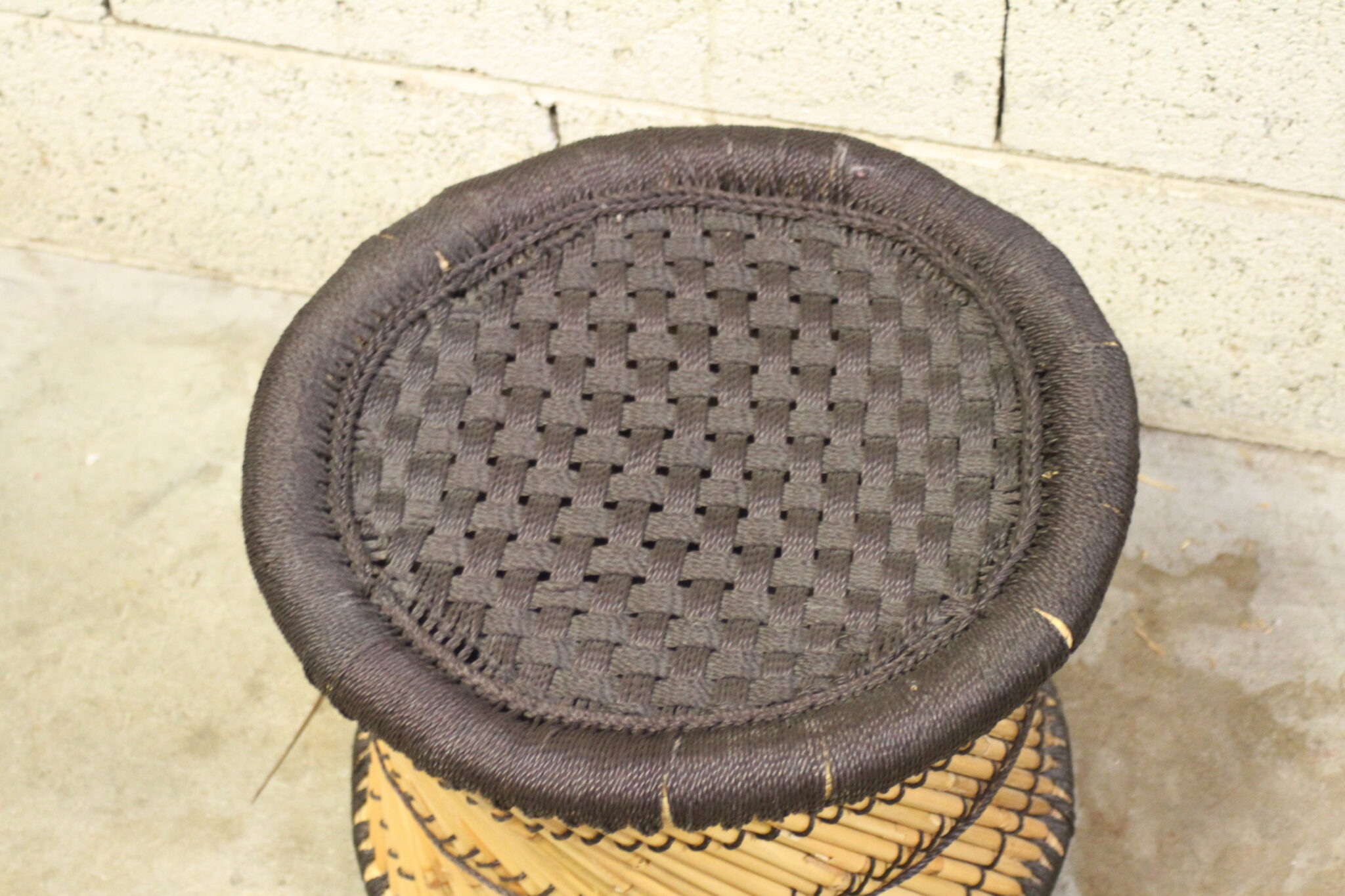 tabouret-pouf-en-fibres-de-bambou-naturelles-t-corde-tressee-noire-mobilier-brocante-occasion-emmaus-scherwiller-etikette (4)