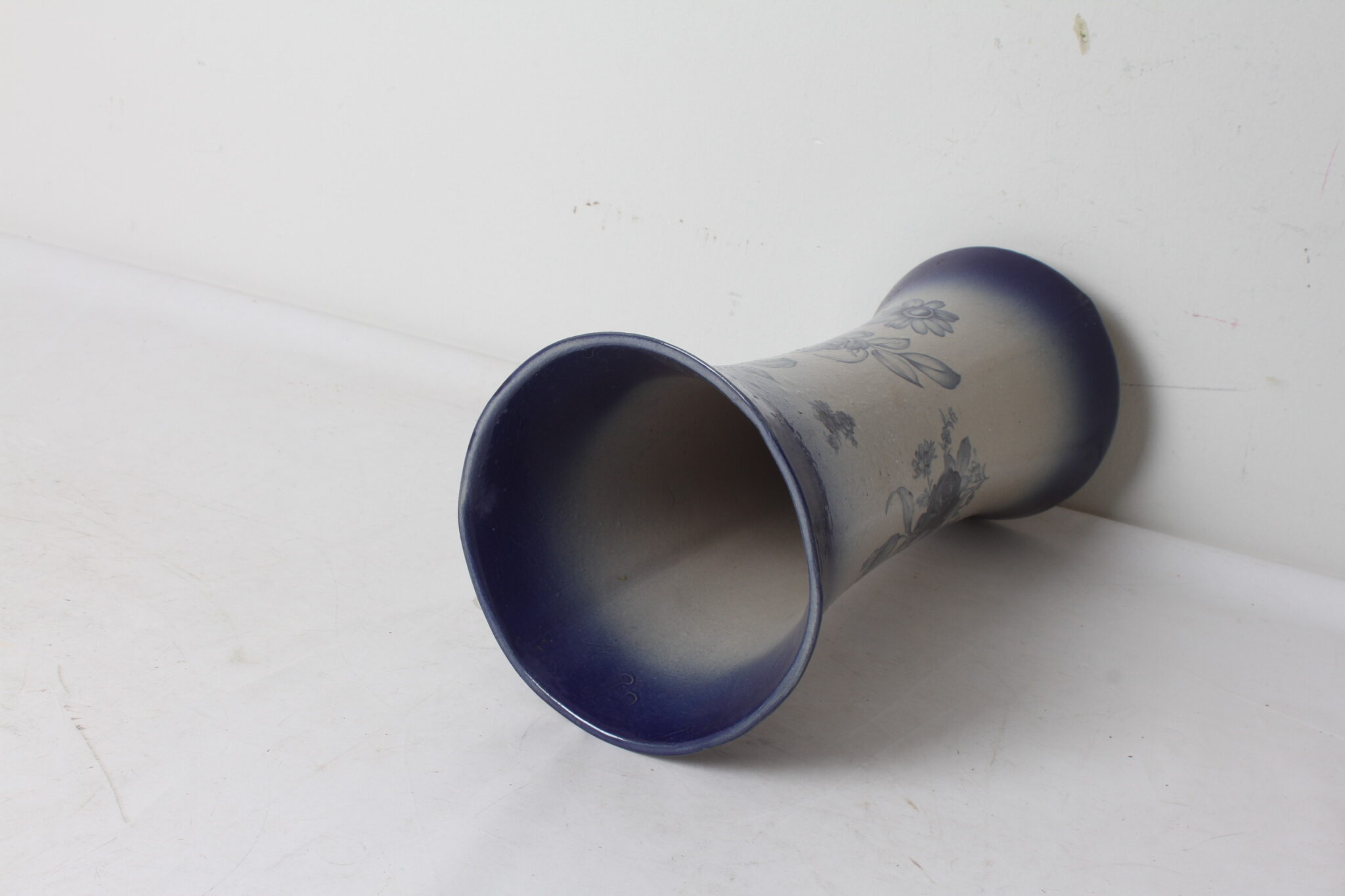 vase-diabolo-en-gres-gris-bleu-cobalt-decor-retro-floral-objets-deco-brocante-occasion-emmaus-scherwiller-etikette (1)