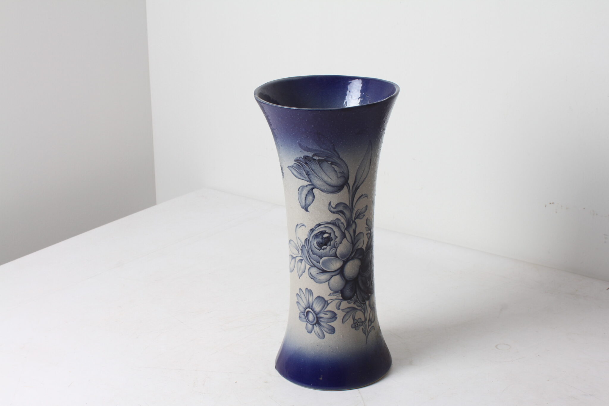 vase-diabolo-en-gres-gris-bleu-cobalt-decor-retro-floral-objets-deco-brocante-occasion-emmaus-scherwiller-etikette (2)