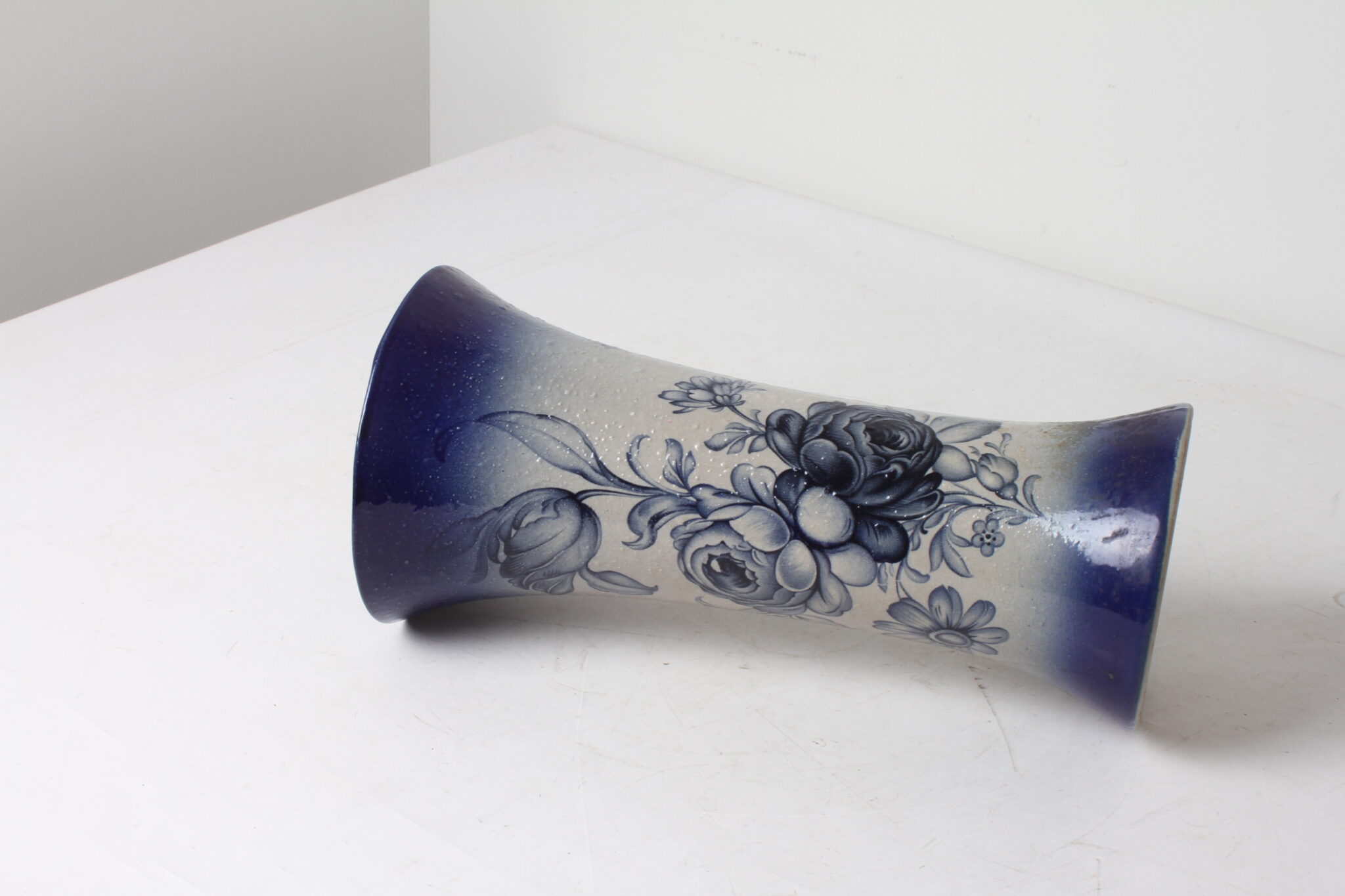 vase-diabolo-en-gres-gris-bleu-cobalt-decor-retro-floral-objets-deco-brocante-occasion-emmaus-scherwiller-etikette (3)
