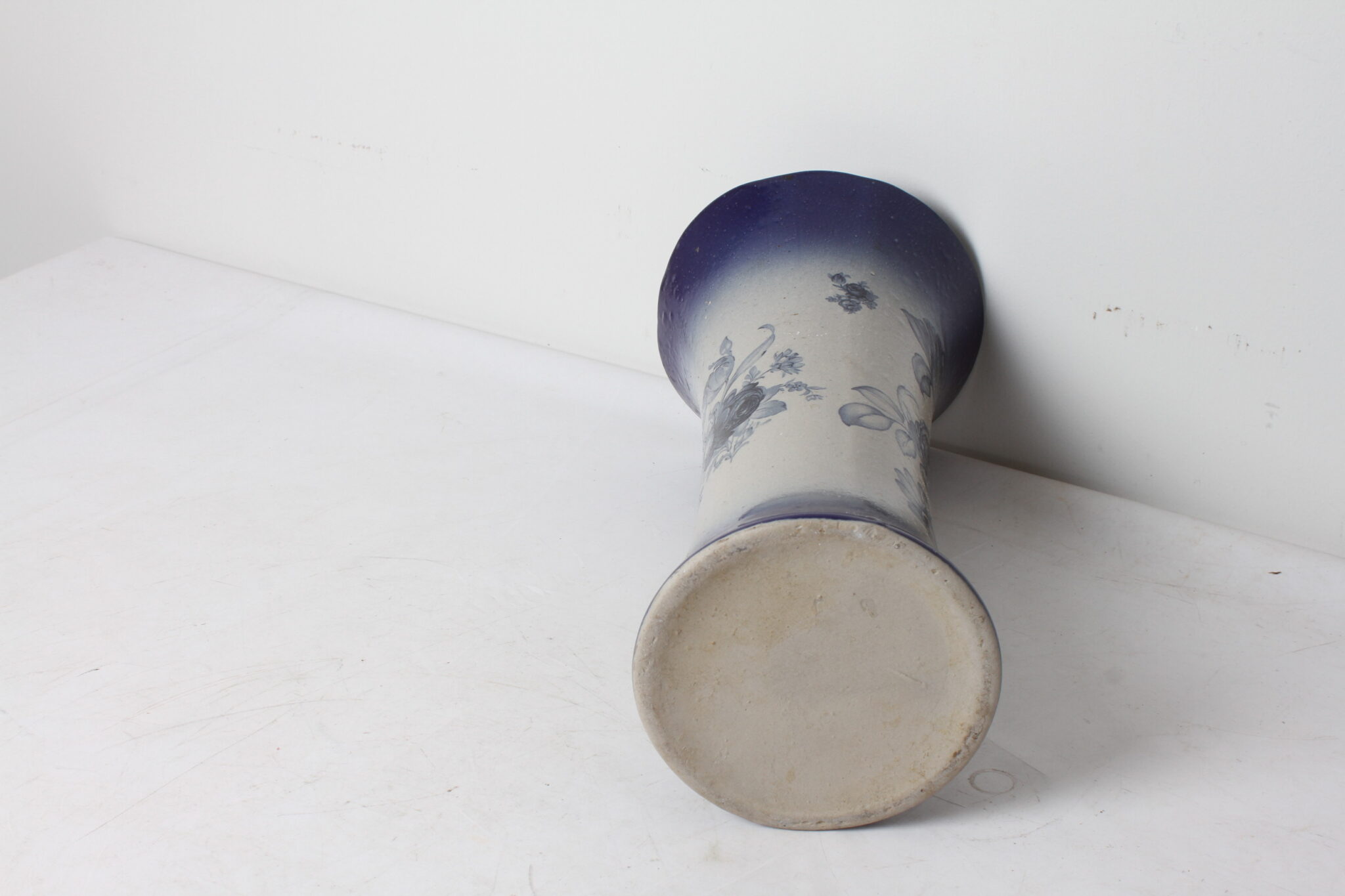 vase-diabolo-en-gres-gris-bleu-cobalt-decor-retro-floral-objets-deco-brocante-occasion-emmaus-scherwiller-etikette (4)