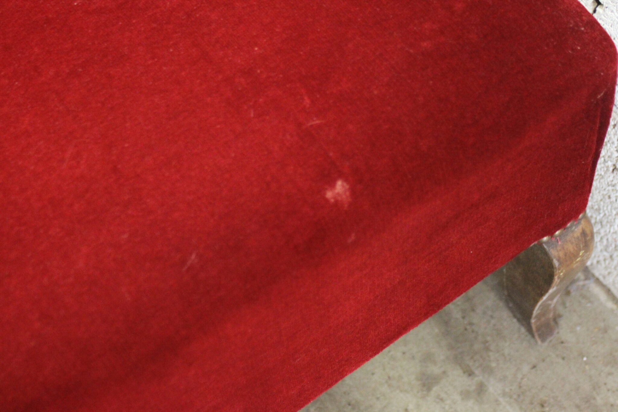 ancien-tabouret-pouf-repose-pieds-velours-rouge-pieds-galbés-bois-mobilier-brocante-occasion-emmaus-scherwiller-etikette (1)