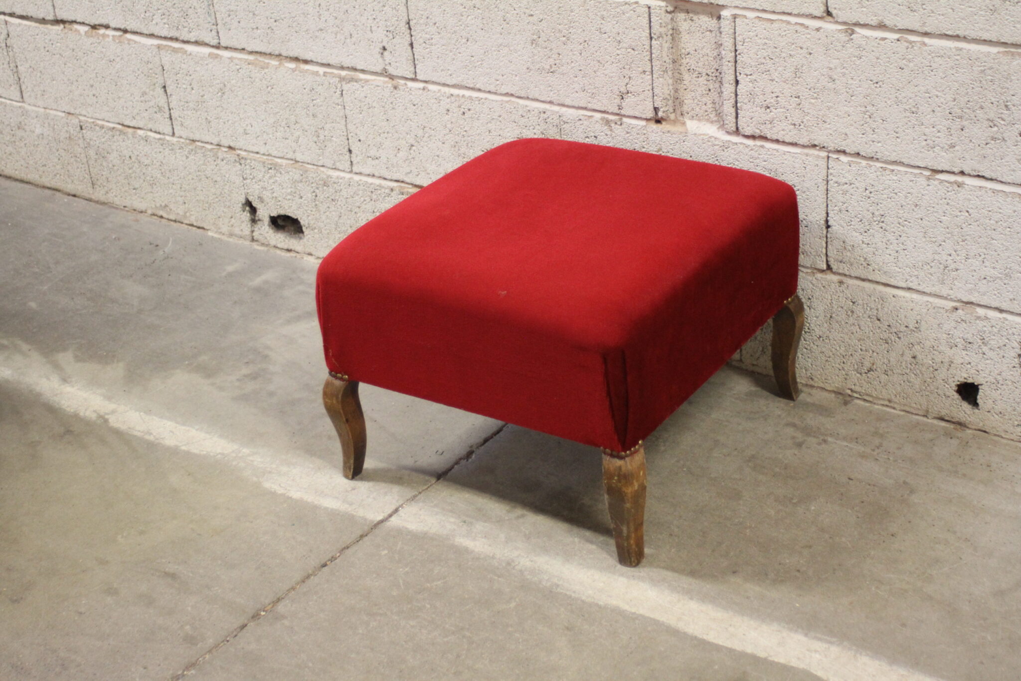 ancien-tabouret-pouf-repose-pieds-velours-rouge-pieds-galbés-bois-mobilier-brocante-occasion-emmaus-scherwiller-etikette (2)